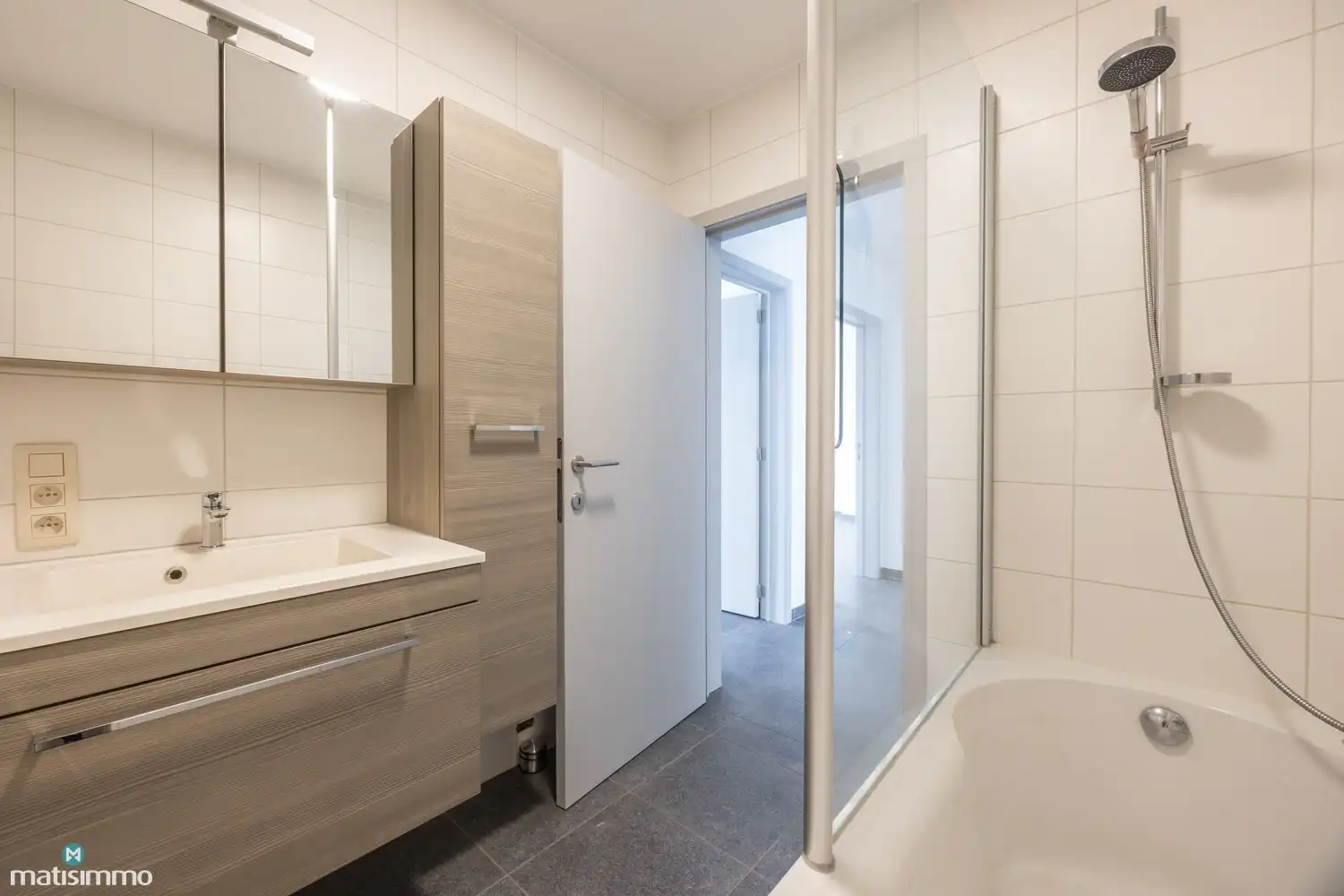 INSTAPKLAAR APPARTEMENT MET 2 SLAAPKAMERS, RUIM TERRAS EN AUTOSTAANPLAATS IN HET CENTRUM VAN BILZEN foto 11