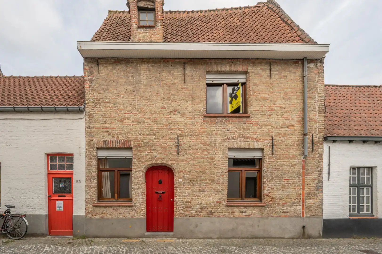 Hoofdfoto van de publicatie: Karaktervolle Brugse woning met renovatiepotentieel vlakbij de Vesten