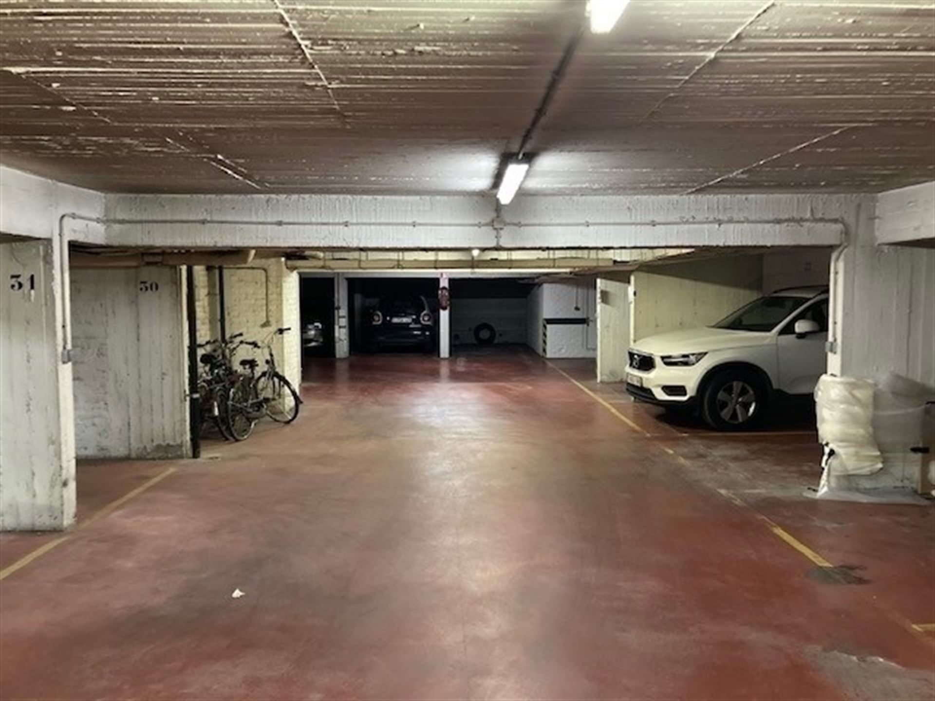 Ruime parkeerplaats kortbij Europese instellingen foto 4