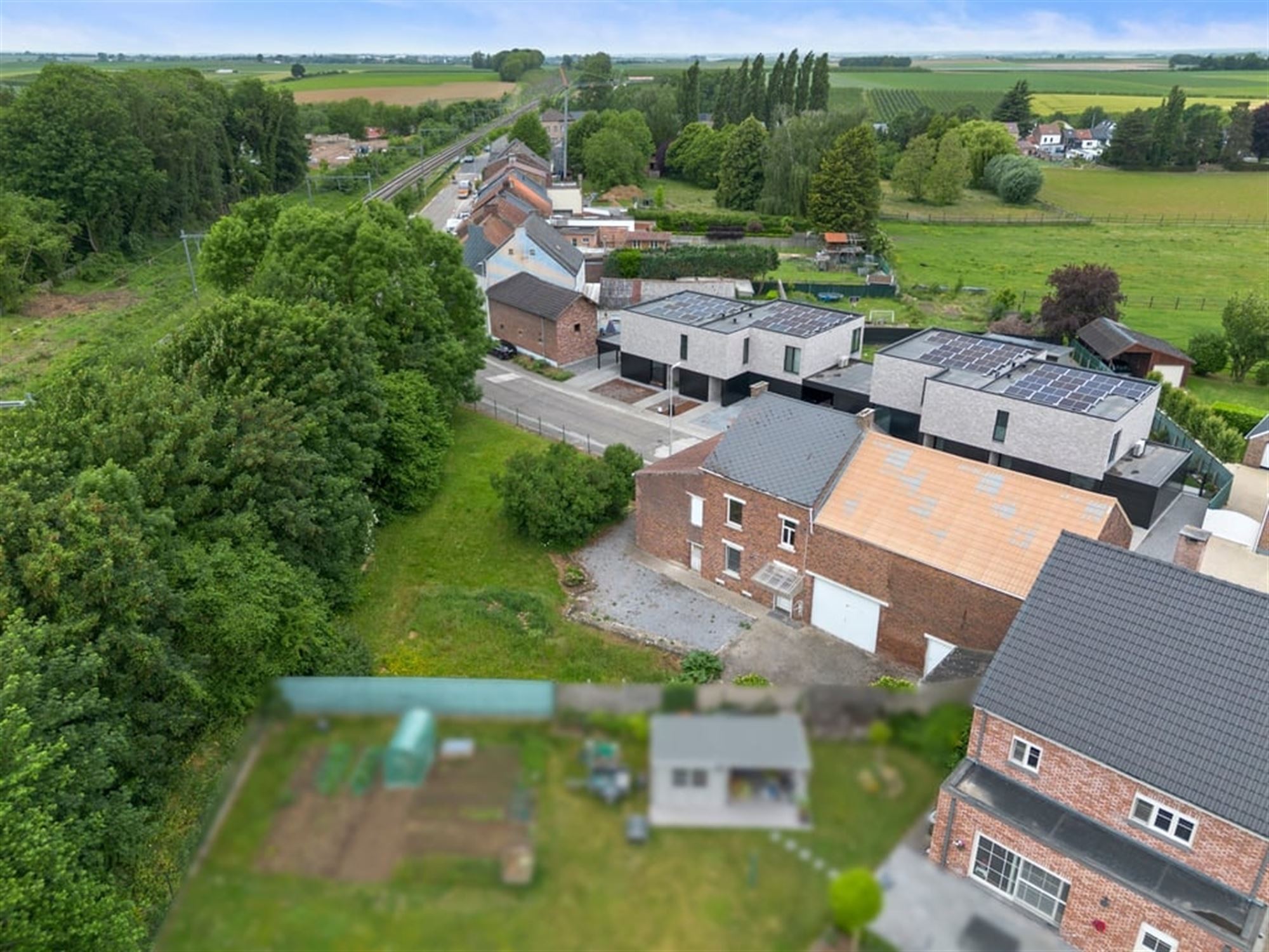 TE RENOVEREN GEZINSWONING MET LOODS IN HET LANDELIJKE GINGELOM  foto 33