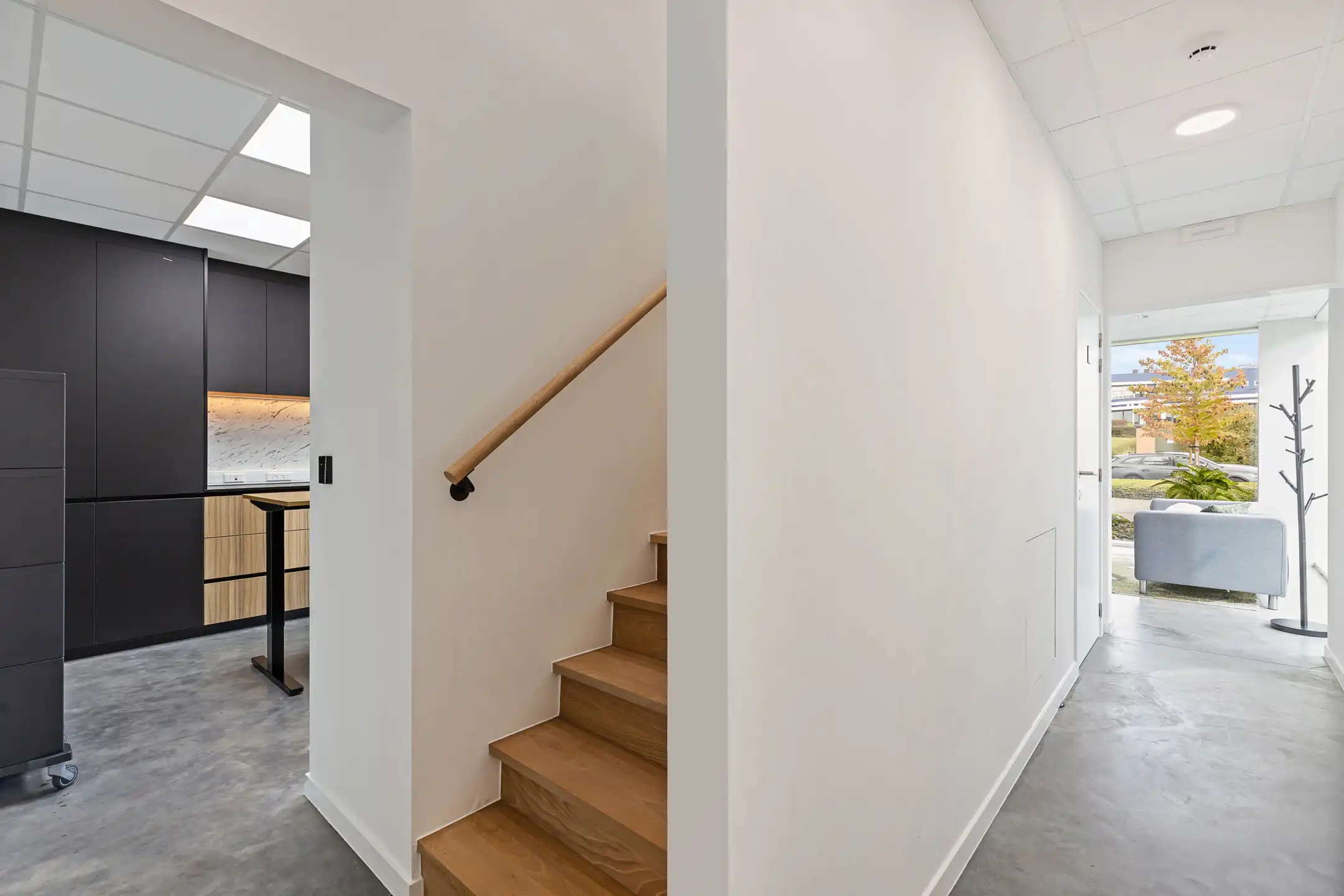 VOLLEDIG AFGEWERKT EN INSTAPKLAAR BEDRIJFSGEBOUW foto 18