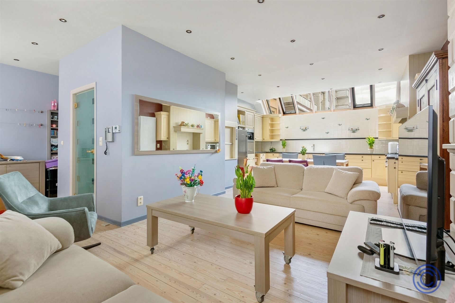 Gezellige, ruime gezinswoning met dakterras, middenin de stad! foto 2