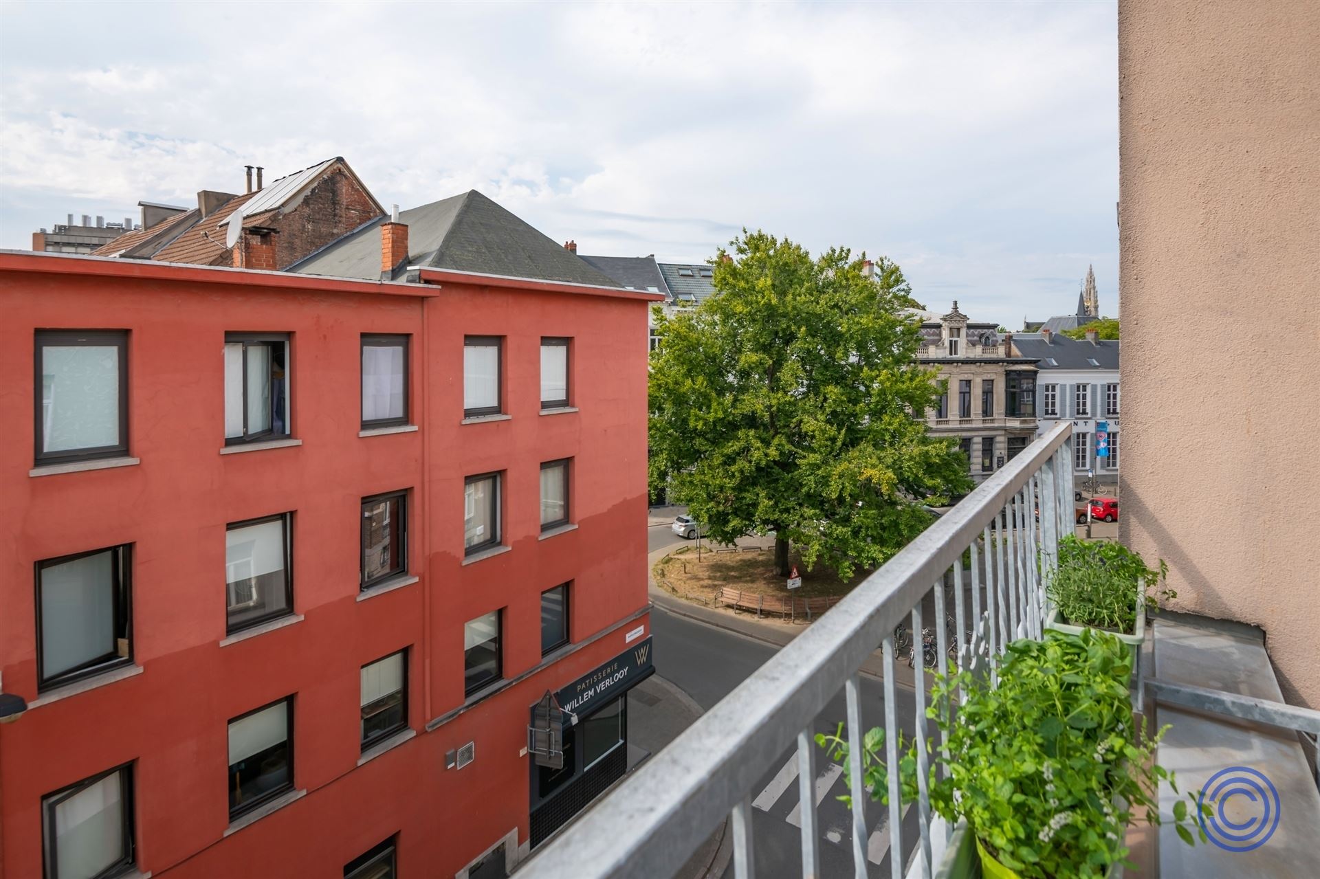 Gezellige, ruime gezinswoning met dakterras, middenin de stad! foto 2