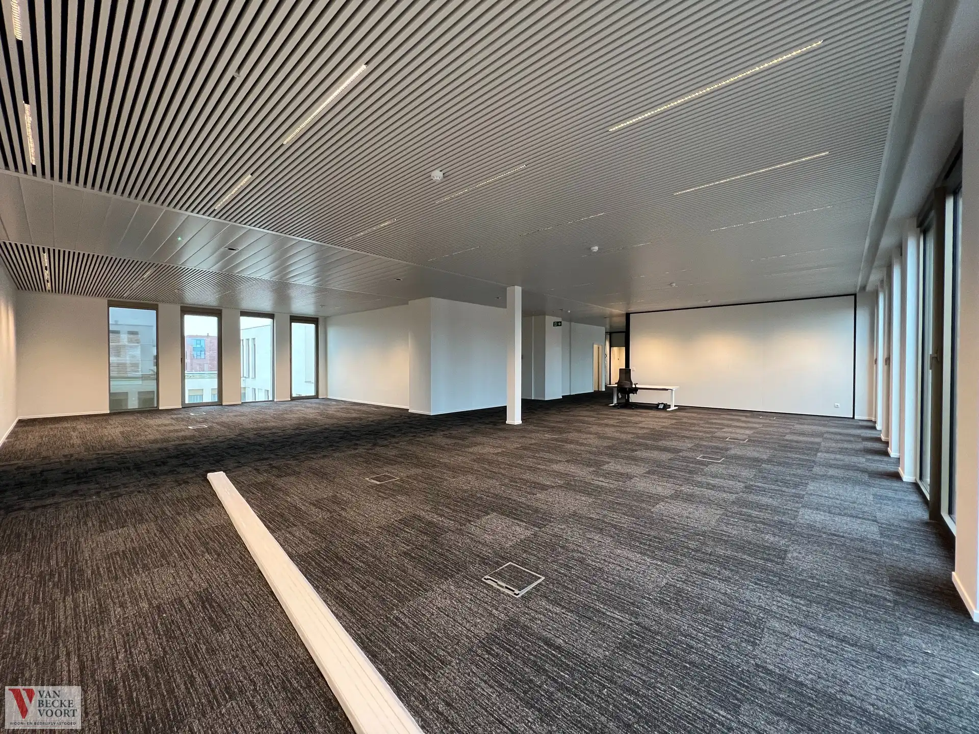 Handelspand 417m² in nieuwbouwresidentie foto 3