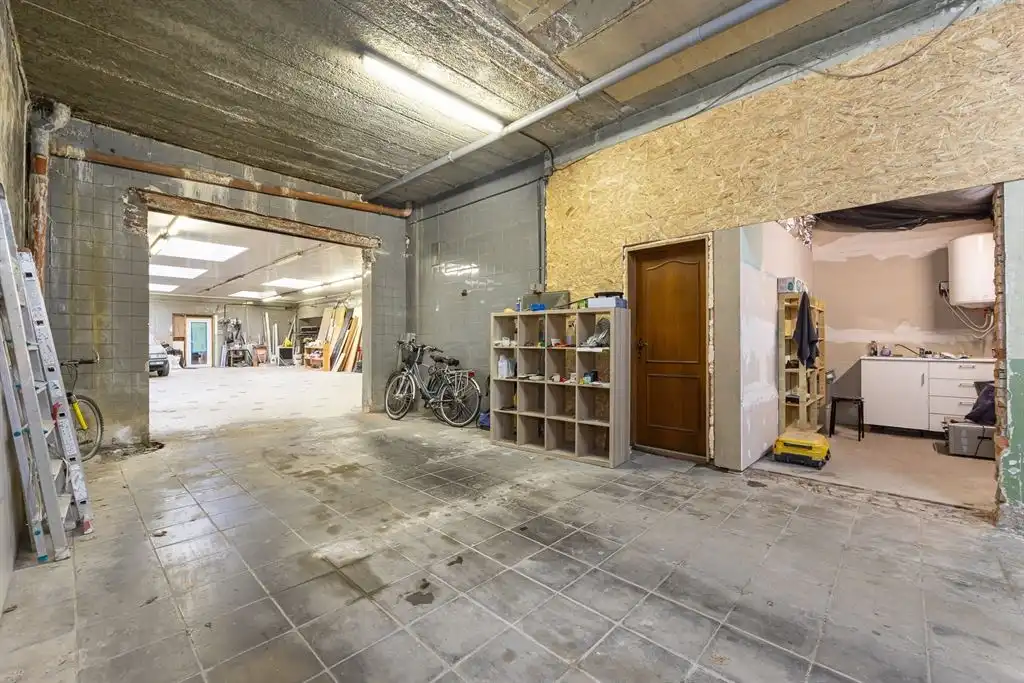 Magazijn met woning foto 8