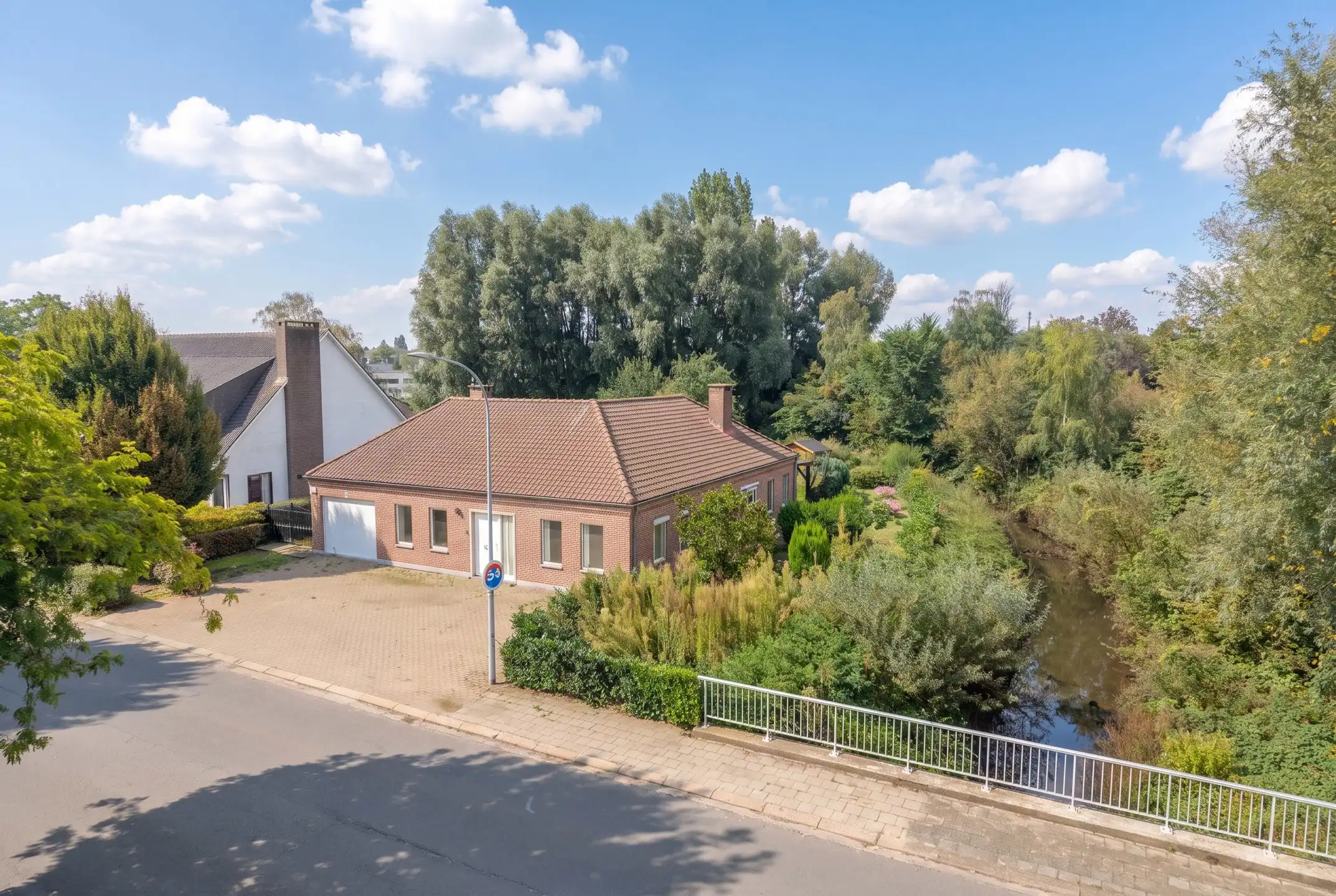 Ruime laagbouw met 3-4 slpk én praktijk en grote garage foto 3