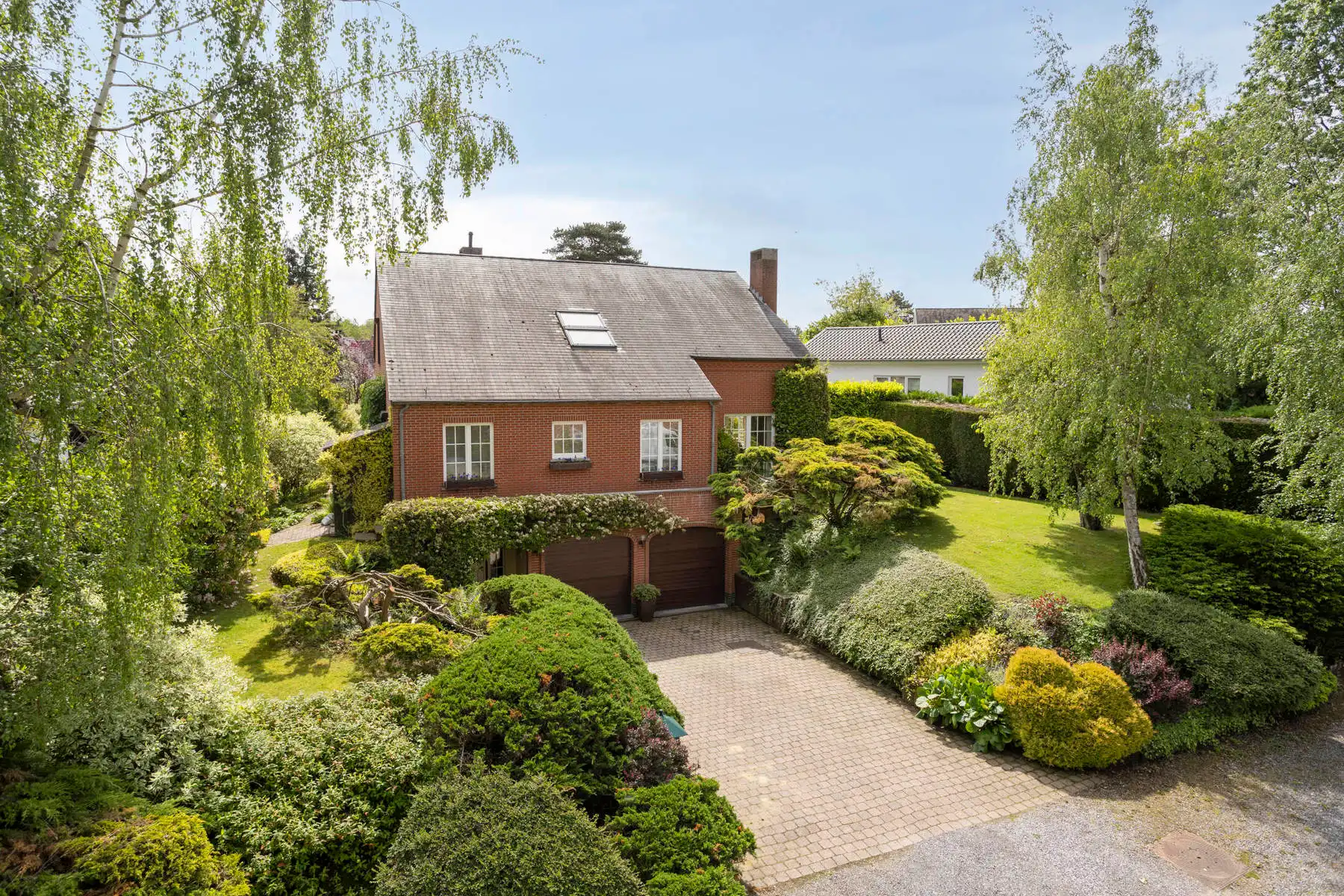 Uiterst residentieel gelegen villa met prachtige tuin foto 2