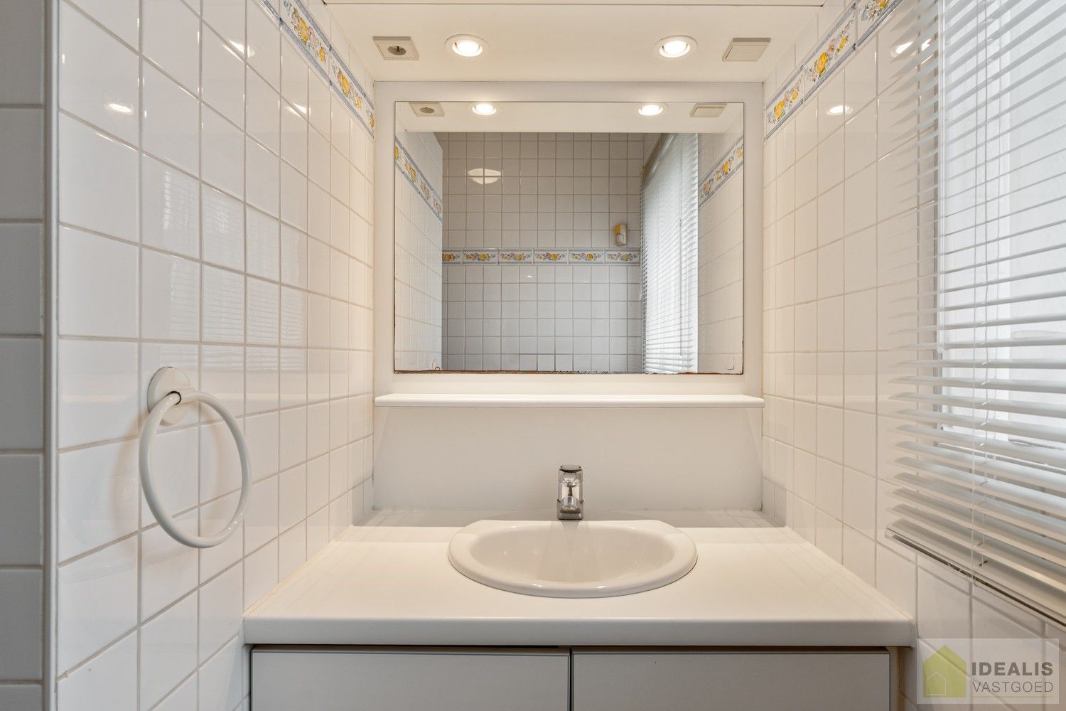 RUIME, INSTAPKLARE EN ENERGETISCH AANGEPASTE WONING VOORZIEN VAN 15 ZONNEPANELEN EN ZONNEBOILER. RIANTE WOONKAMER, KNAPPE KEUKEN, APART BUREEL, APARTE HOBBYRUIMTE, FIJNE WASPLAATS, 4 SLAAPKAMERS, 2 BADKAMERS EN INPANDIGE GARAGE! foto 27