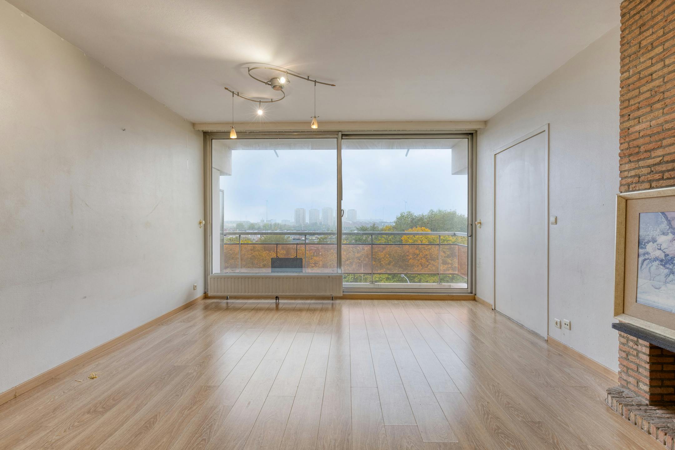 Ruim appartement met garage te koop in Merksem foto {{pictureIndex}}