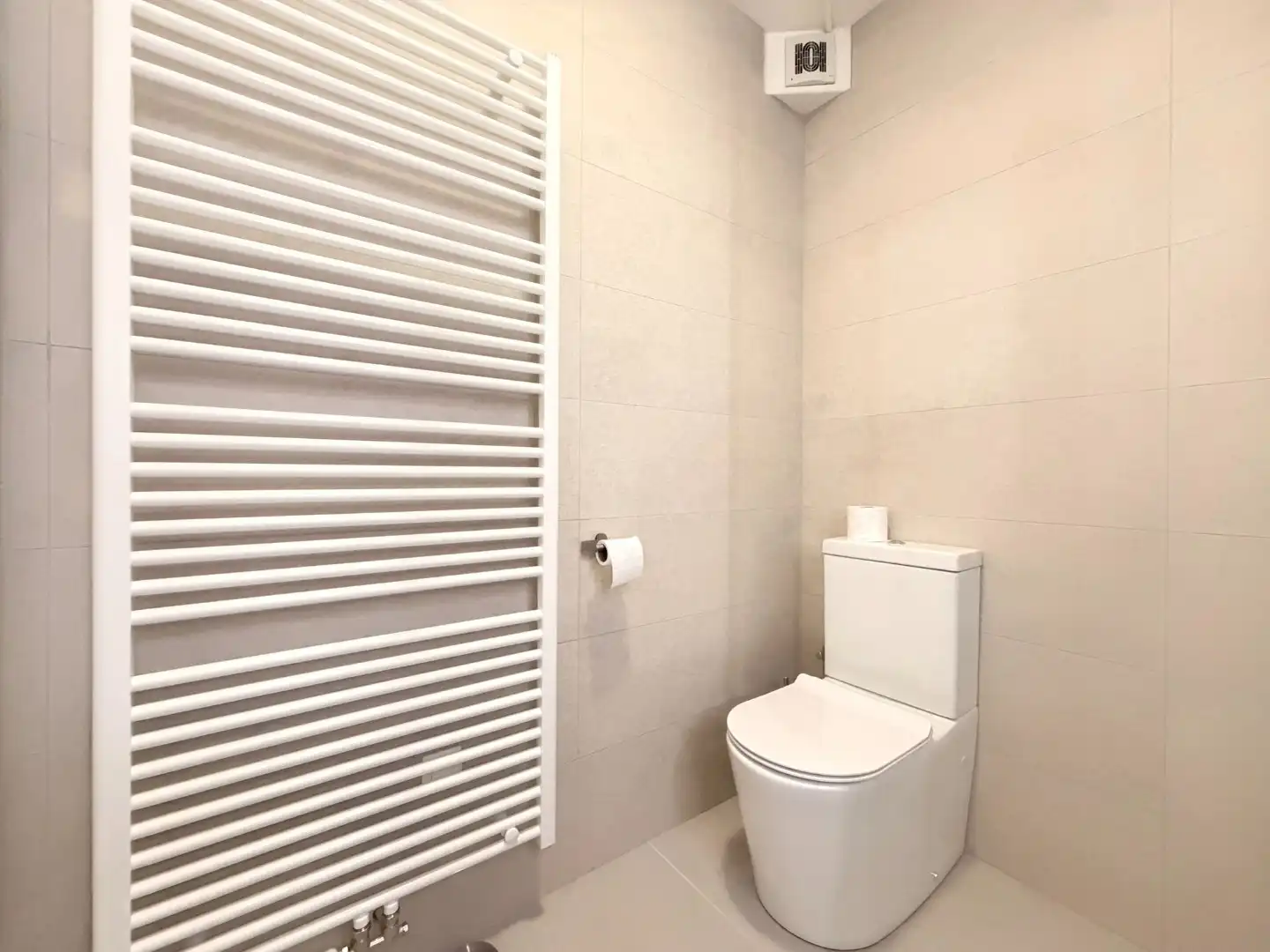 Netjes gerenoveerd 1-slaapkamer appartement met ruime kelder en inpandige garage foto 19