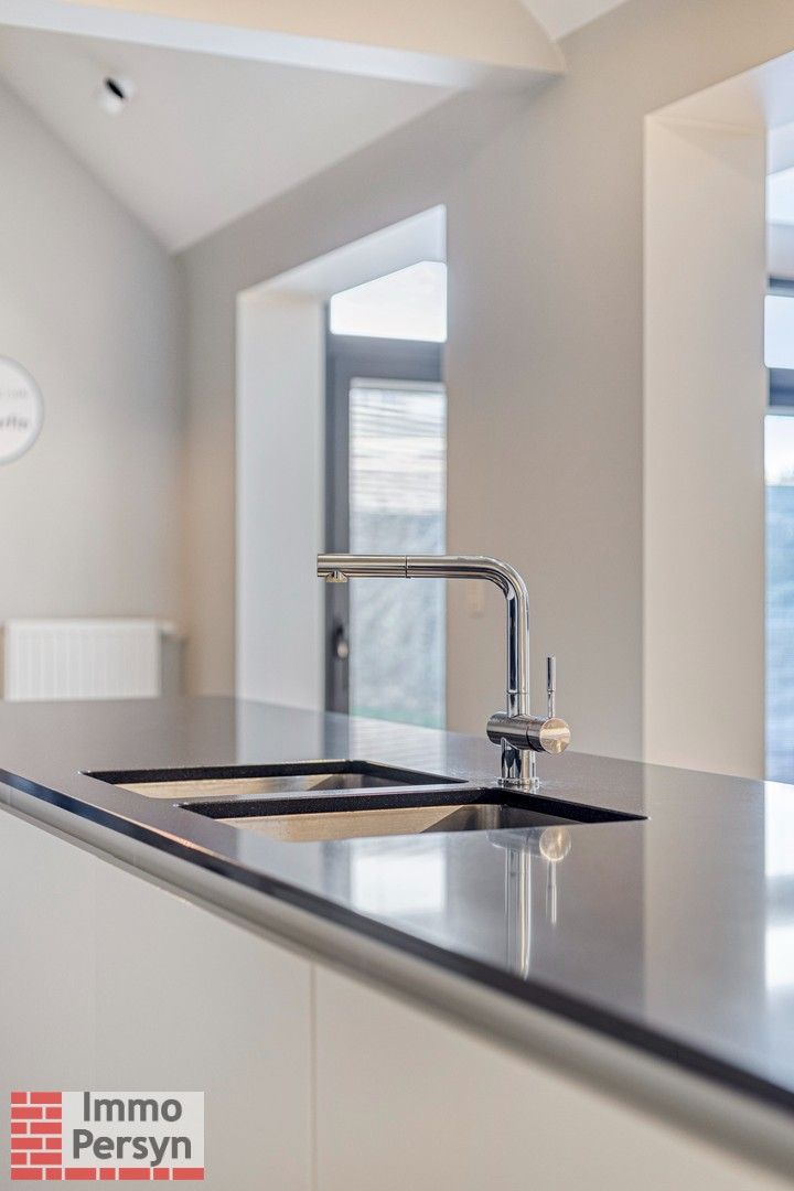 Ruim gelijkvloers appartement met tuin en 2 staanplaatsen. foto 8