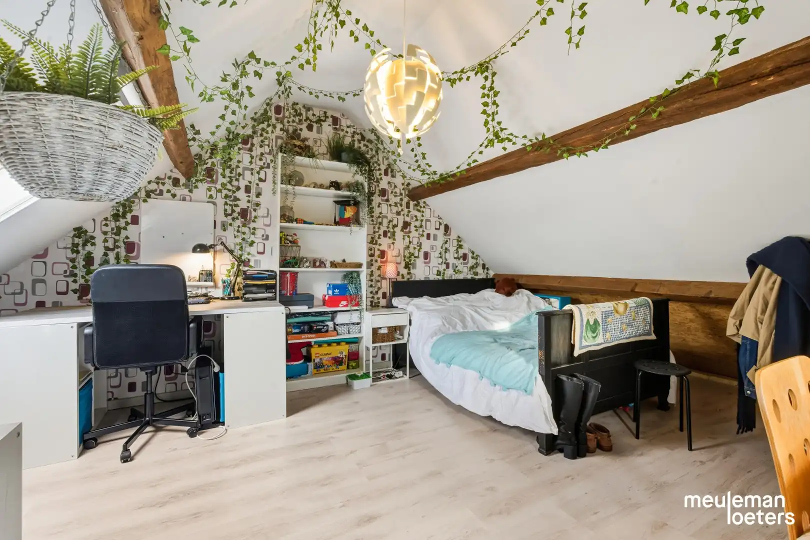 Halfopen verzorgde woning met garage en ruime tuin foto 10