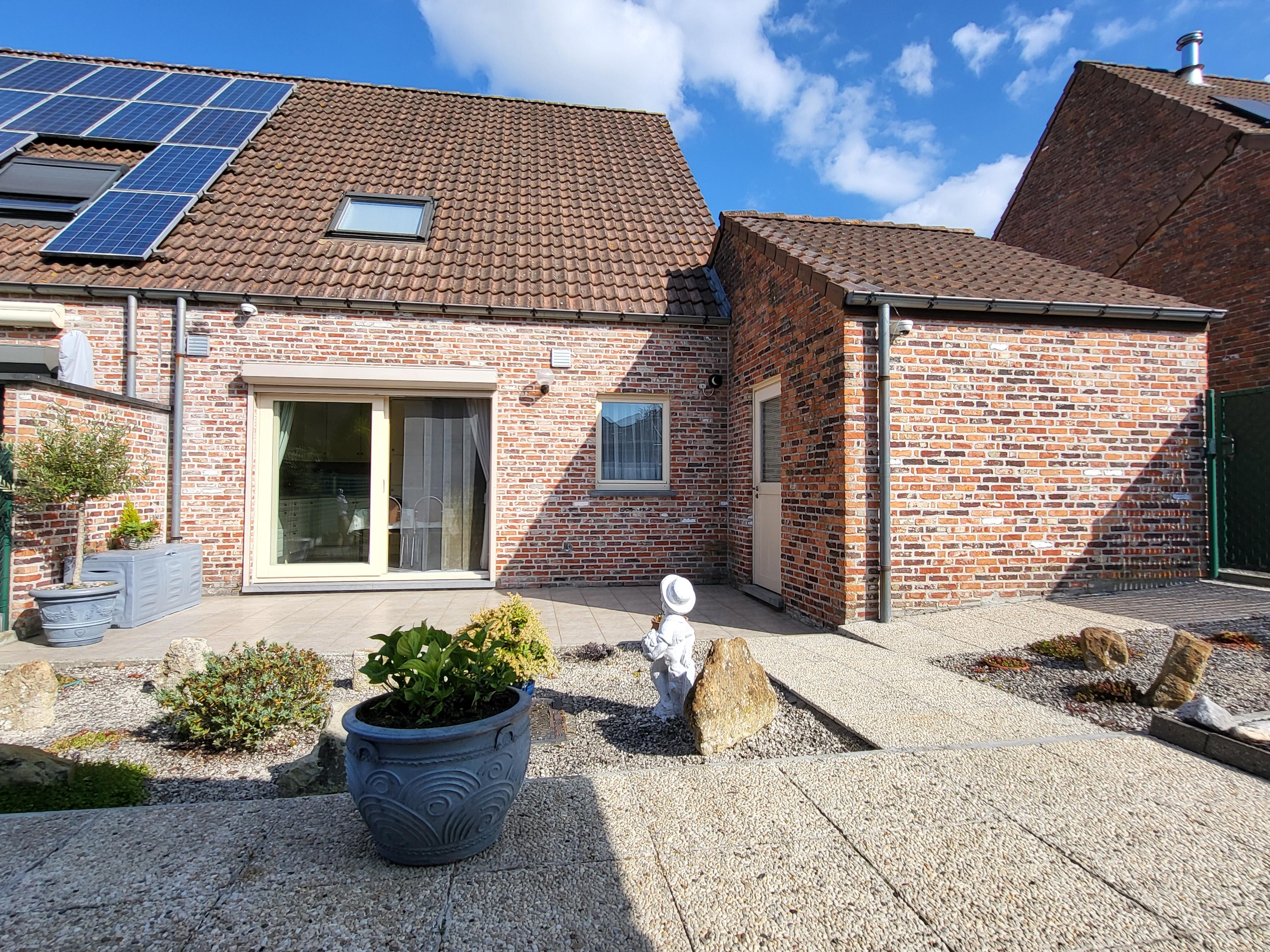 Prachtige halfopen bebouwing van 2001 met zonnige aangelegde tuin, oprit en garage!  foto 9