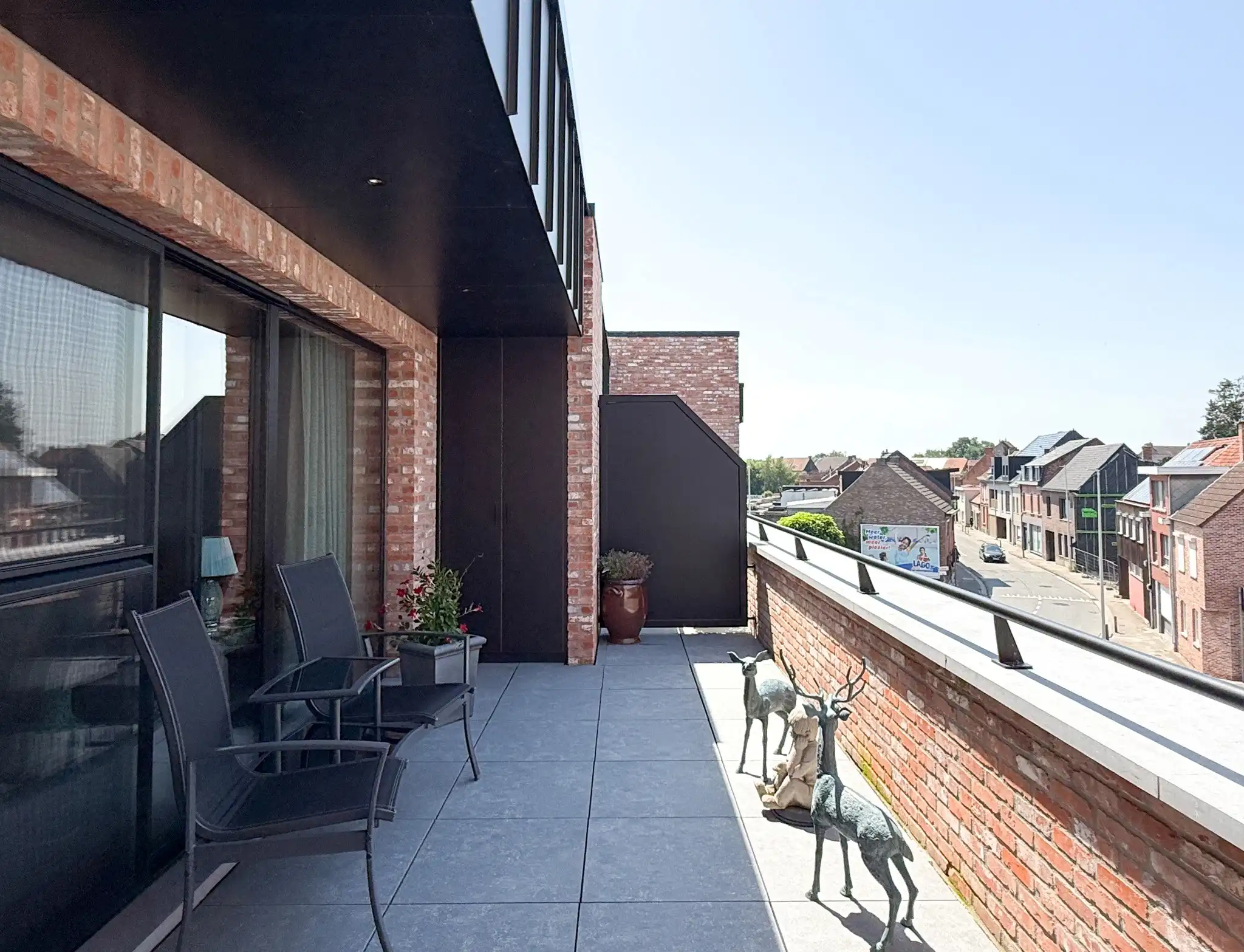 Ruim  nieuwbouwappartement van 113m² met twee slaapkamers , terras en autostaanplaats foto {{pictureIndex}}