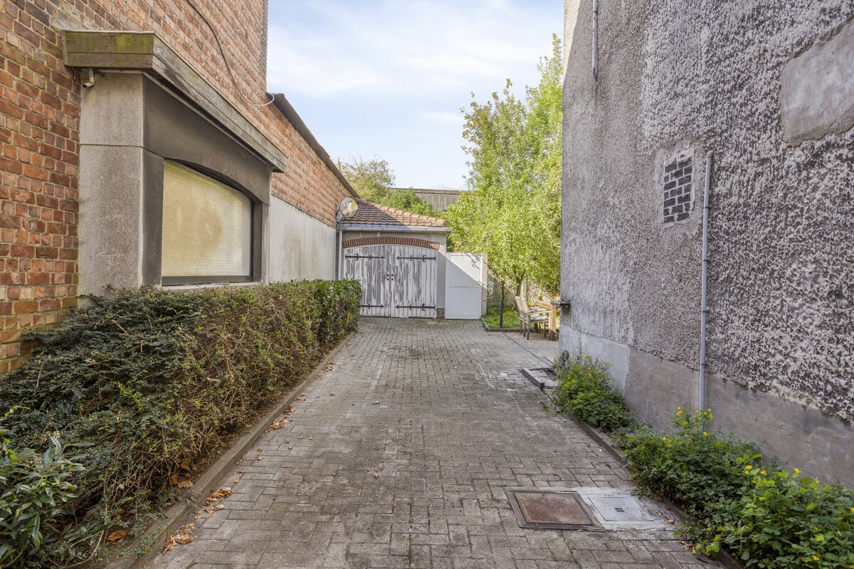 Mooie herenwoning in Schellebelle te koop met tuin en garage foto 18