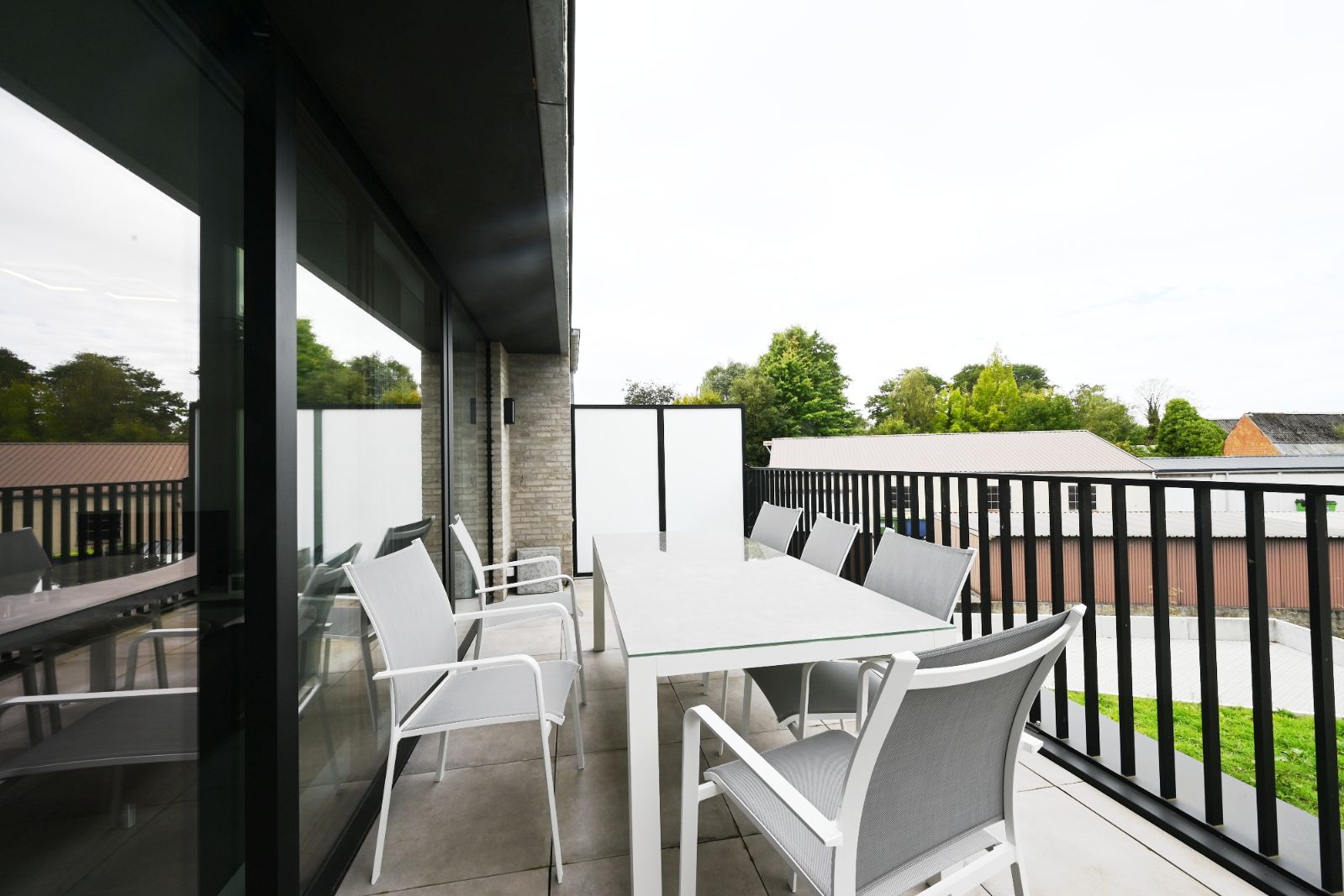 Nieuwbouw appartement met zonnepanelen in hartje Ardooie! foto 14