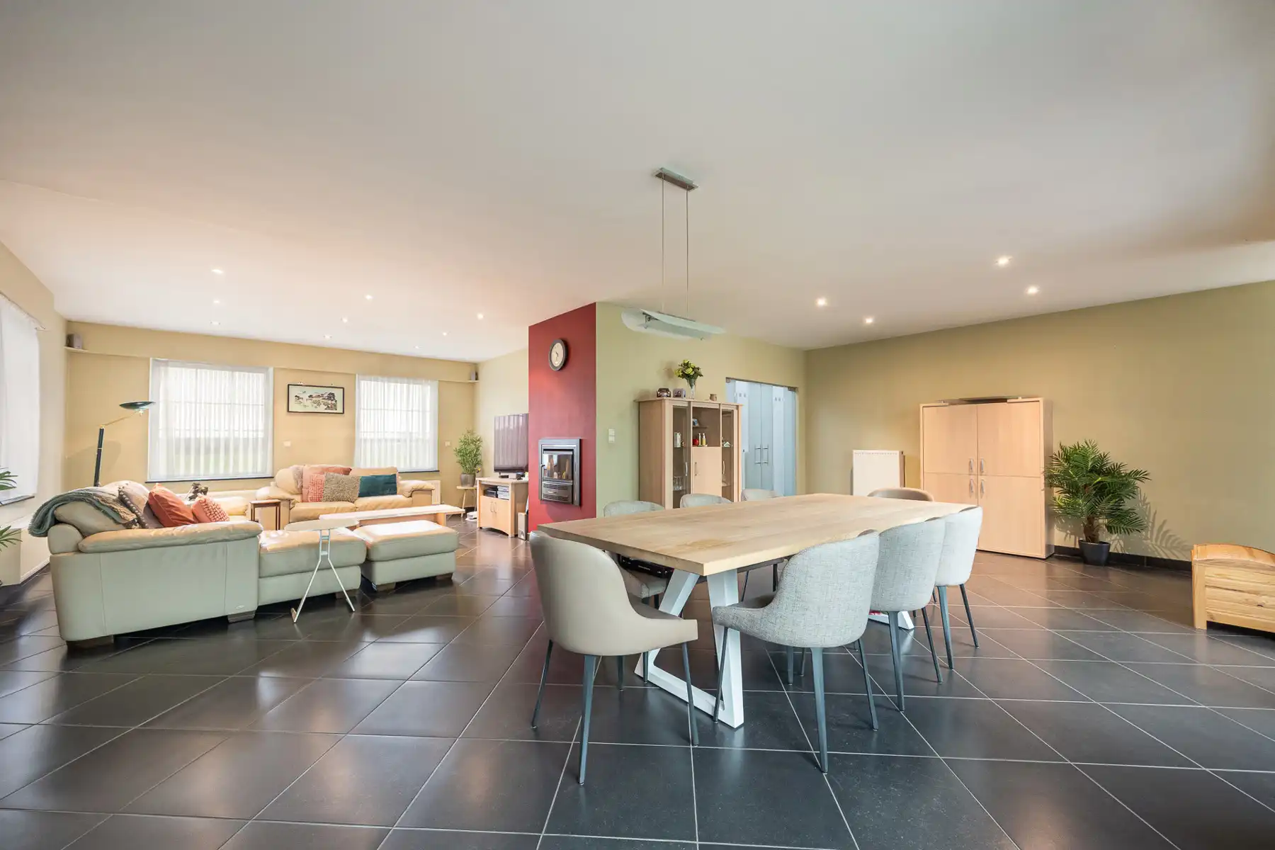 Energiezuinige villa met 5 slaapkamers en ruim bijgebouw op een perceel van 1.240m². foto 5