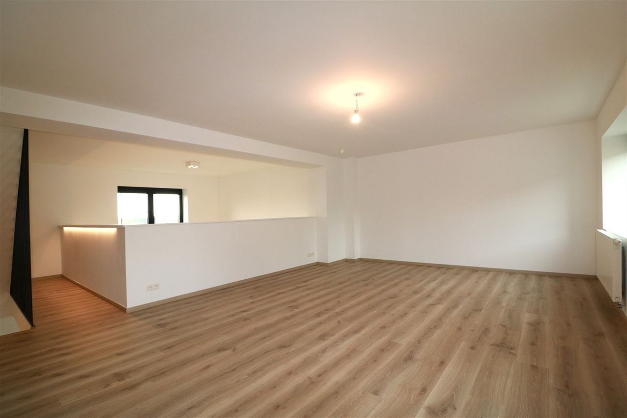 Architecturaal plaatje met 4 slpk., garage en riant terras foto 24