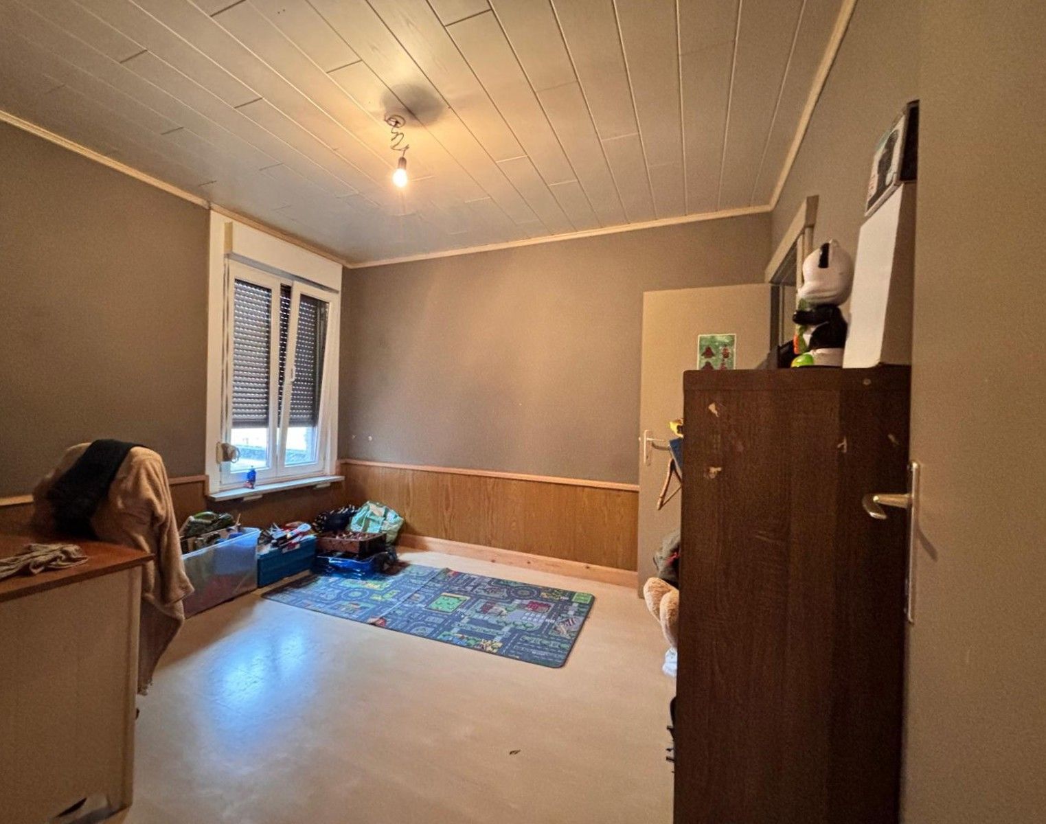 Rijwoning met uitweg achteraan met carport in de directe nabijheid van scholen, centrum  en openbaar vervoer. foto 10