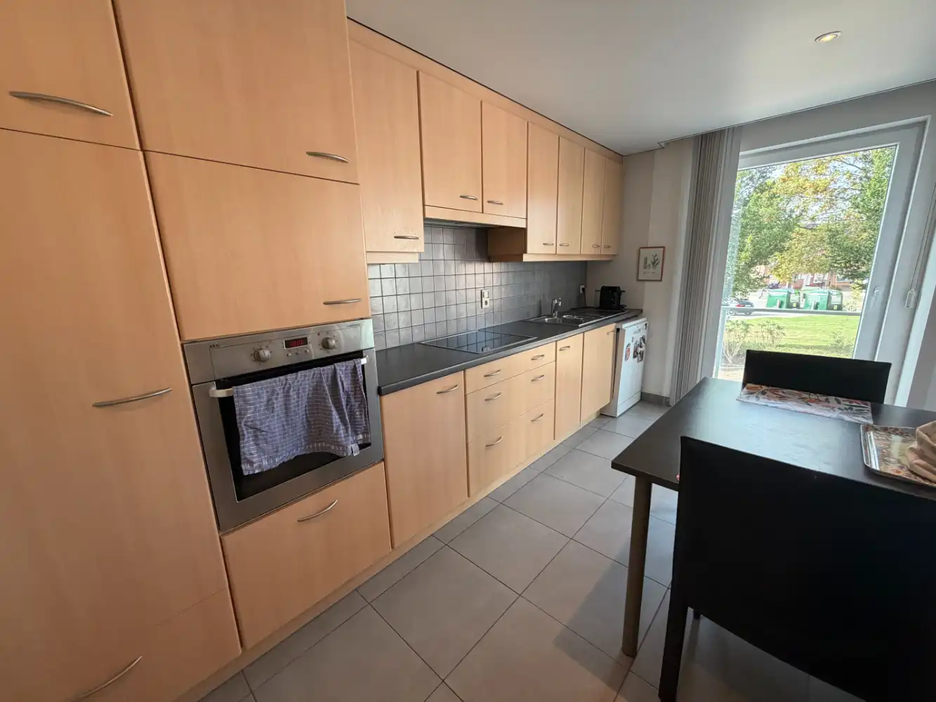 Instapklaar gemeubeld appartement met twee slaapkamers en zonnig terras in een residentiële wijk van Blankenberge. foto 5