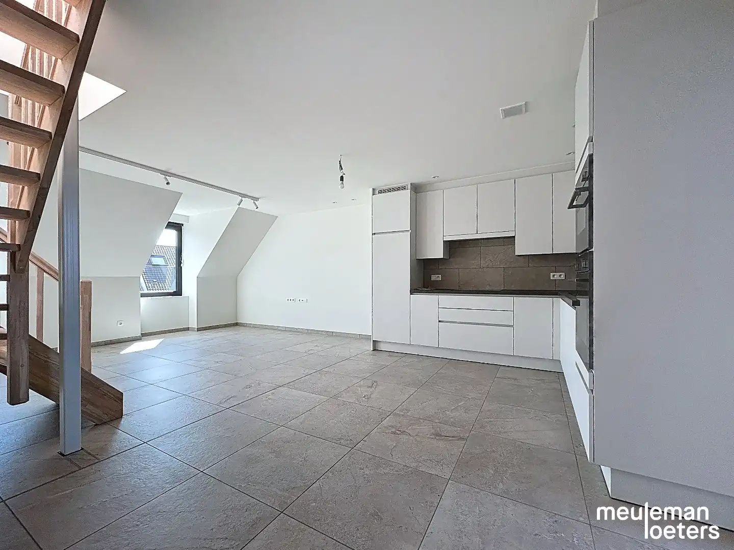 Duplex appartement met ruime garage foto {{pictureIndex}}