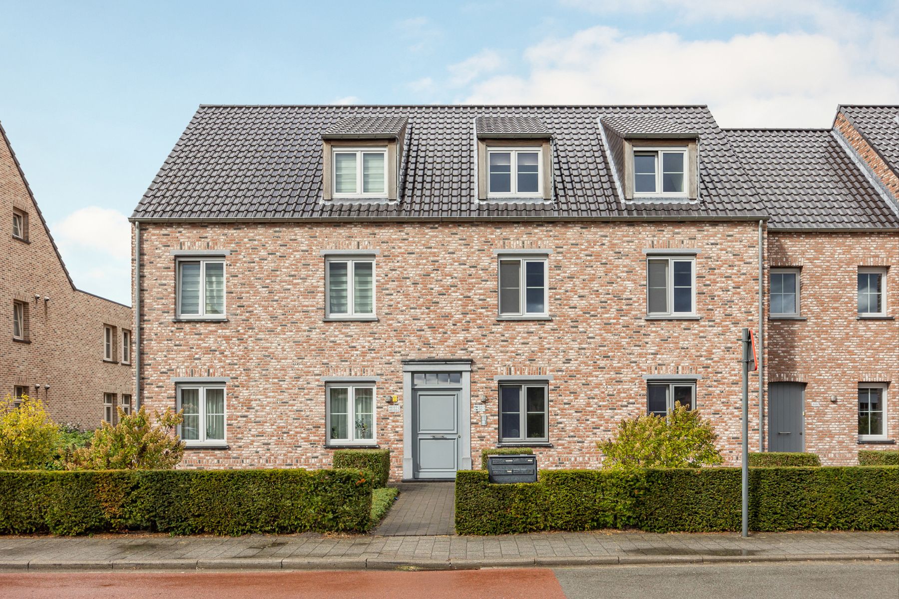 Ruim duplex-appartement (144m²) met 3 slaapkamers, 2 badkamers, 2 terrassen, zolderberging en autostaanplaats. foto {{pictureIndex}}