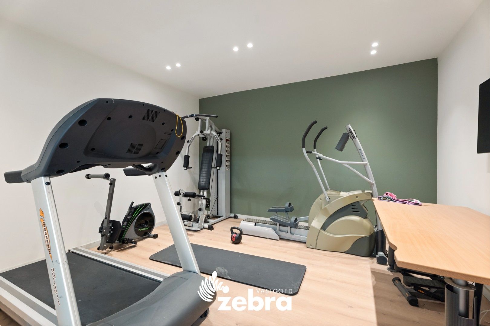 Ruime loods van ± 600 m² met instapklare woning te Oostrozebeke! foto 28