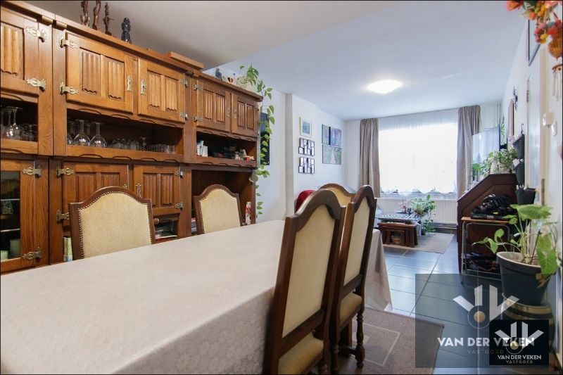 RUIME, GOED ONDERHOUDEN WONING MET 3 SLPK NABIJ TONGEREN-CENTRUM foto 10