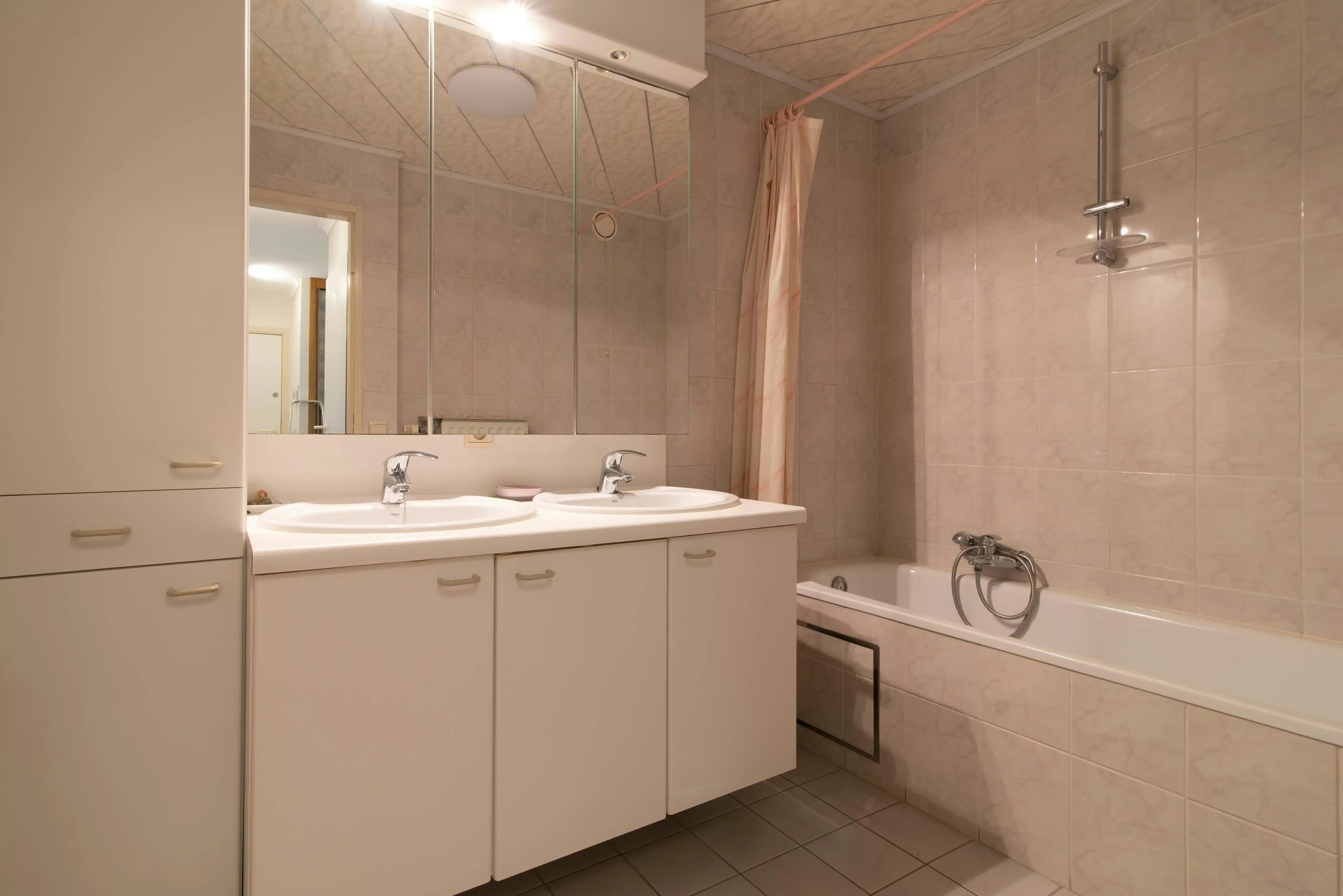 Instapklaar 2-slaapkamer appartement te Oostende foto 9