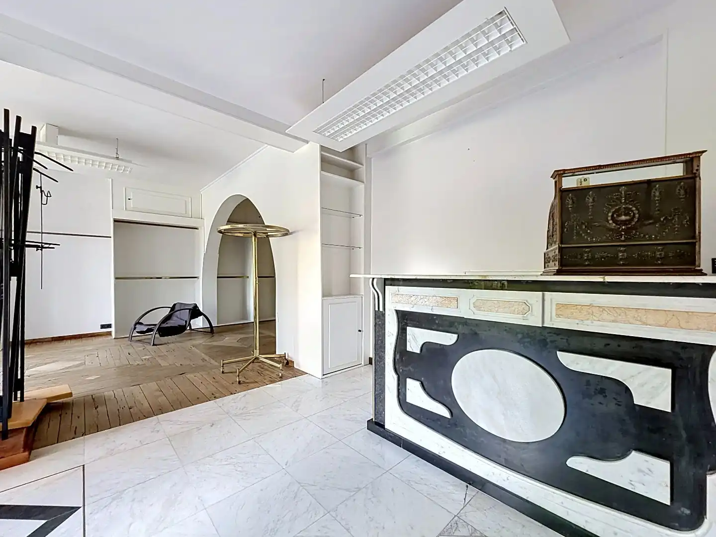 Exclusieve eigendom met handelsruimte, opbrengstappartementen en bouwgrond op toplocatie in Landen foto 3