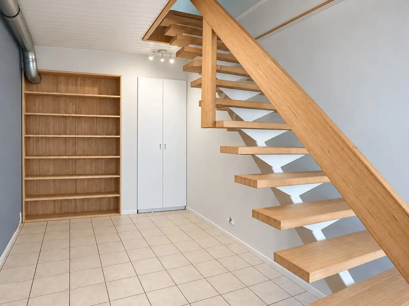 Ruim triplexappartement met vier slaapkamers, ruim terras en twee autostaanplaatsen foto 4