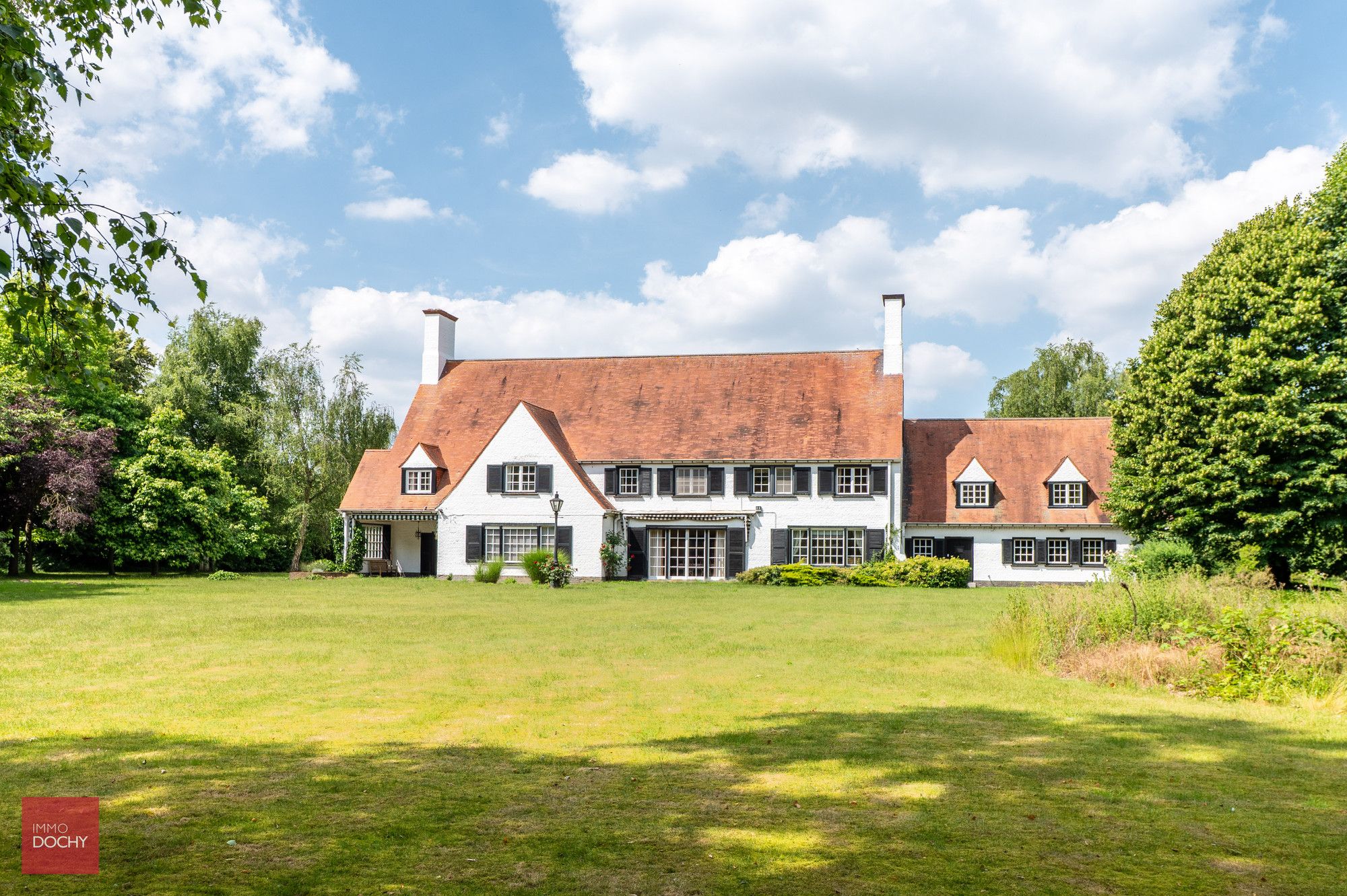 Hoofdfoto van de publicatie: Zeer ruime villa in prachtige parktuin