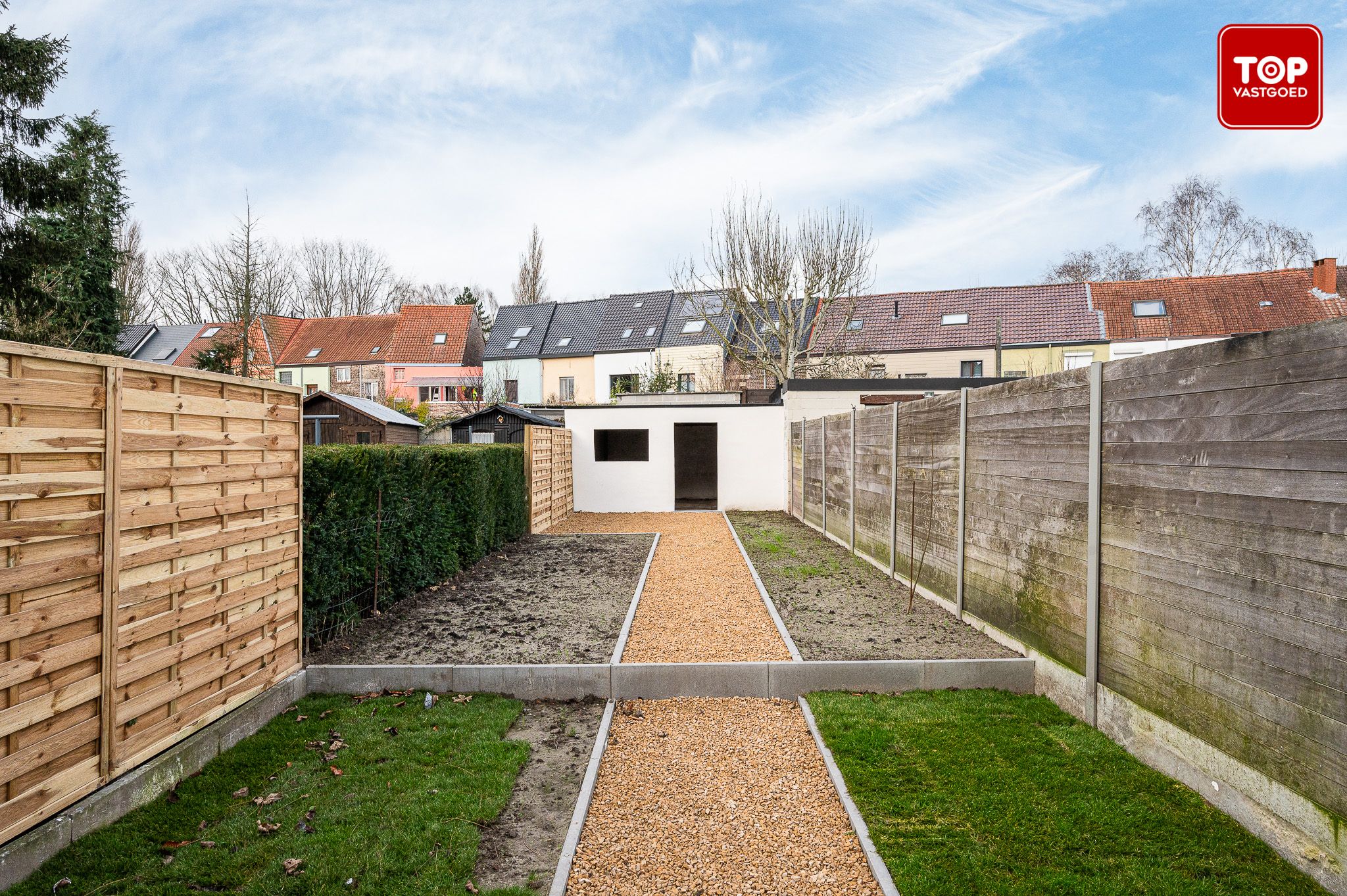 Totaal gerenoveerde woning met 3 slaapkamers en mooie tuin. foto 17