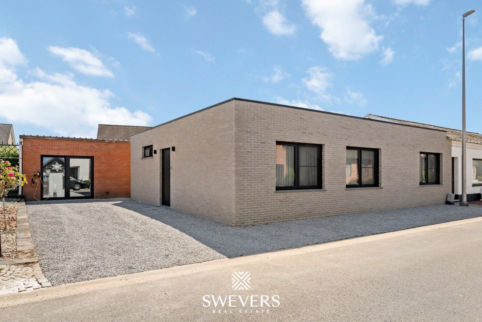 Instapklare, volledig gerenoveerde woning met zonnige tuin en grote garage foto {{pictureIndex}}