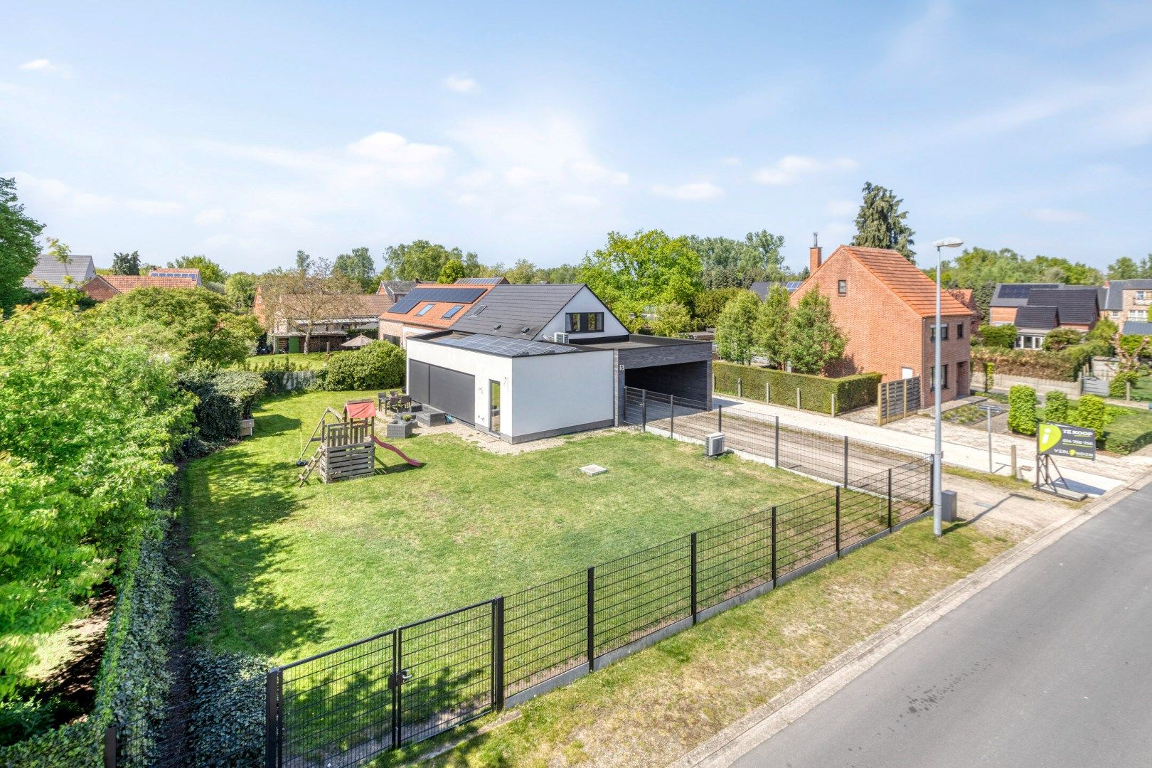 Zeer rustig gelegen energetische woning met 3/4 SLPKS !  foto {{pictureIndex}}