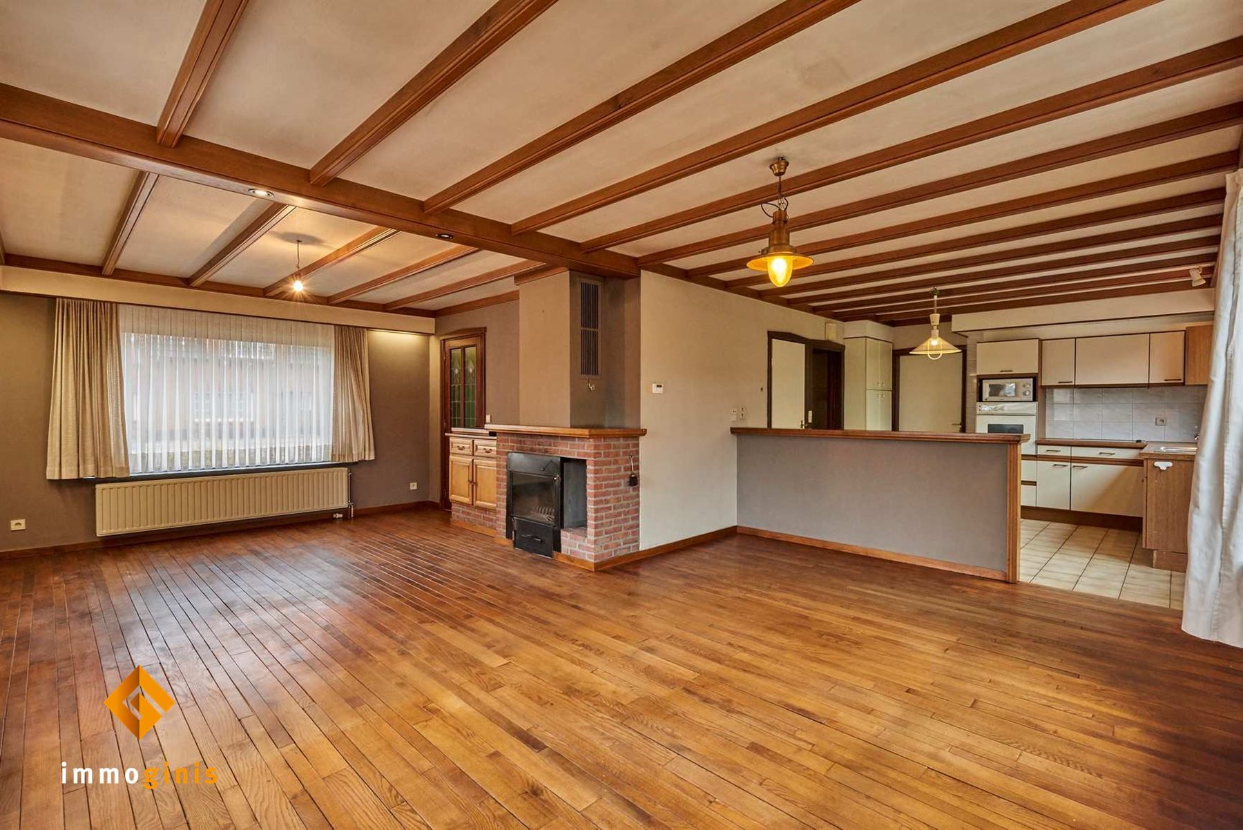 Verrassend ruime, op te frissen woning met 3 slaapkamers op perceel van 6a57ca. foto 3
