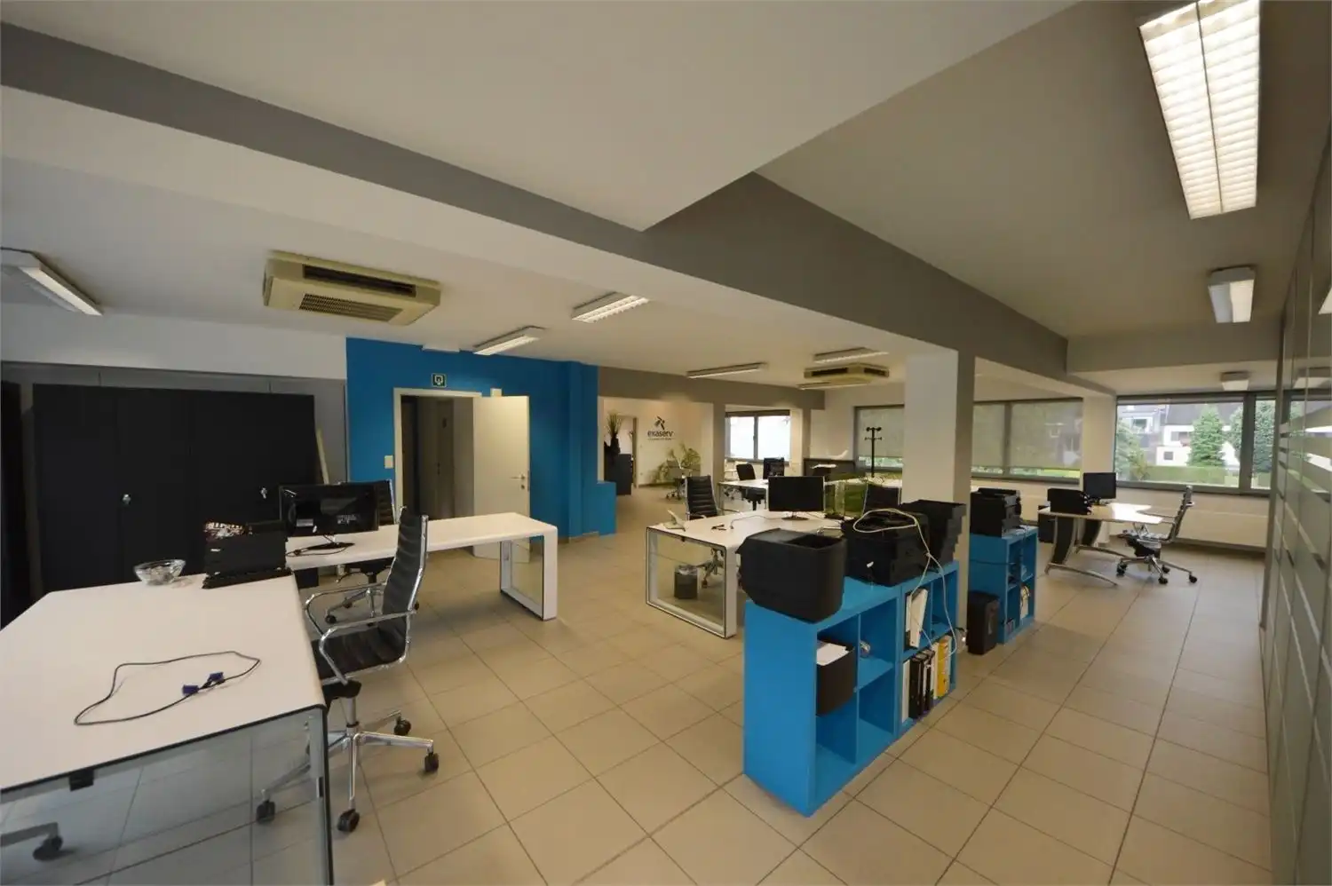 INSTAPKLAAR KANTOOR MET 6 PRIVE PARKEERPLAATSEN NABIJ E40 KAREELSTRAAT foto 9