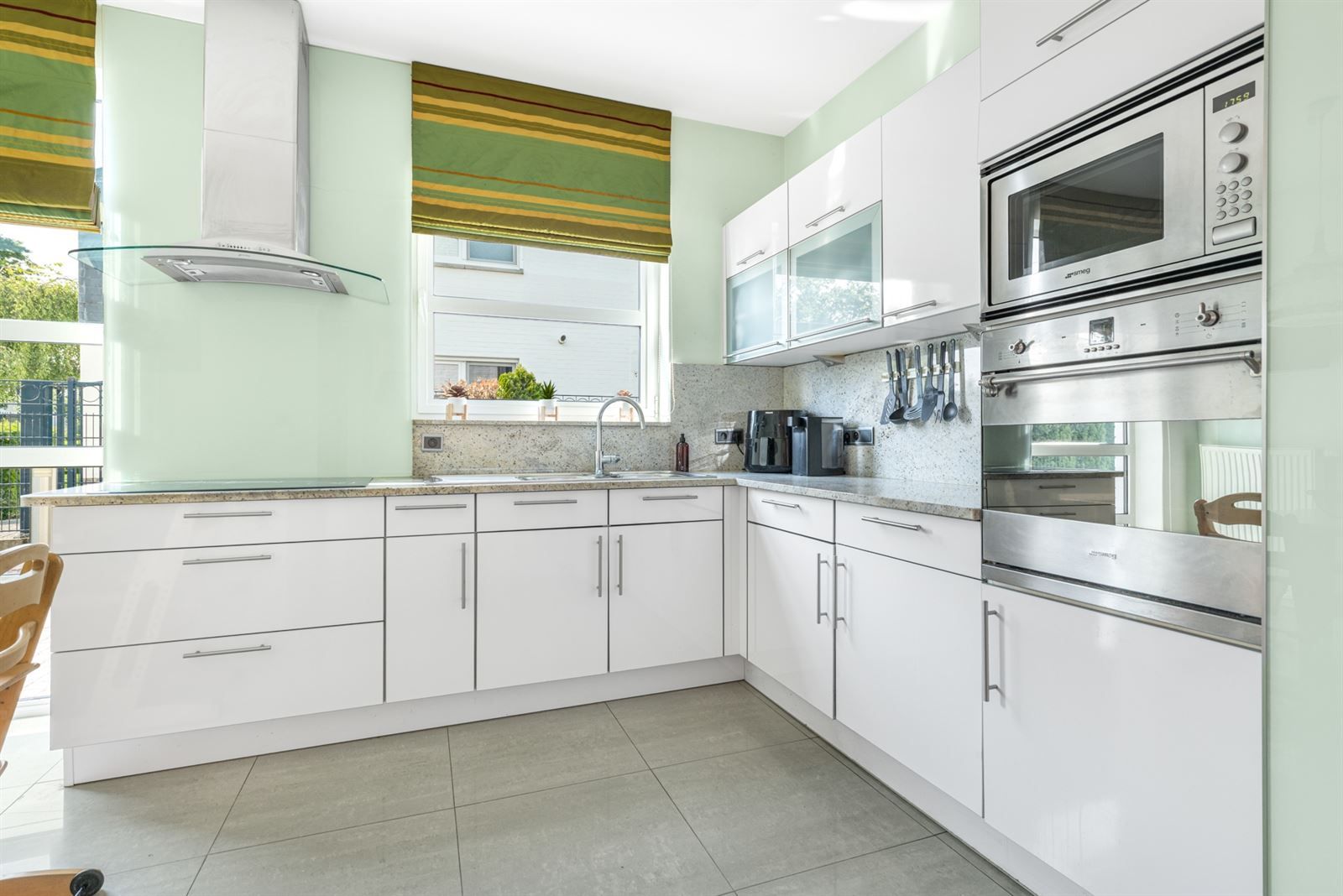 Volledig instapklare woning met bijgebouw foto 4