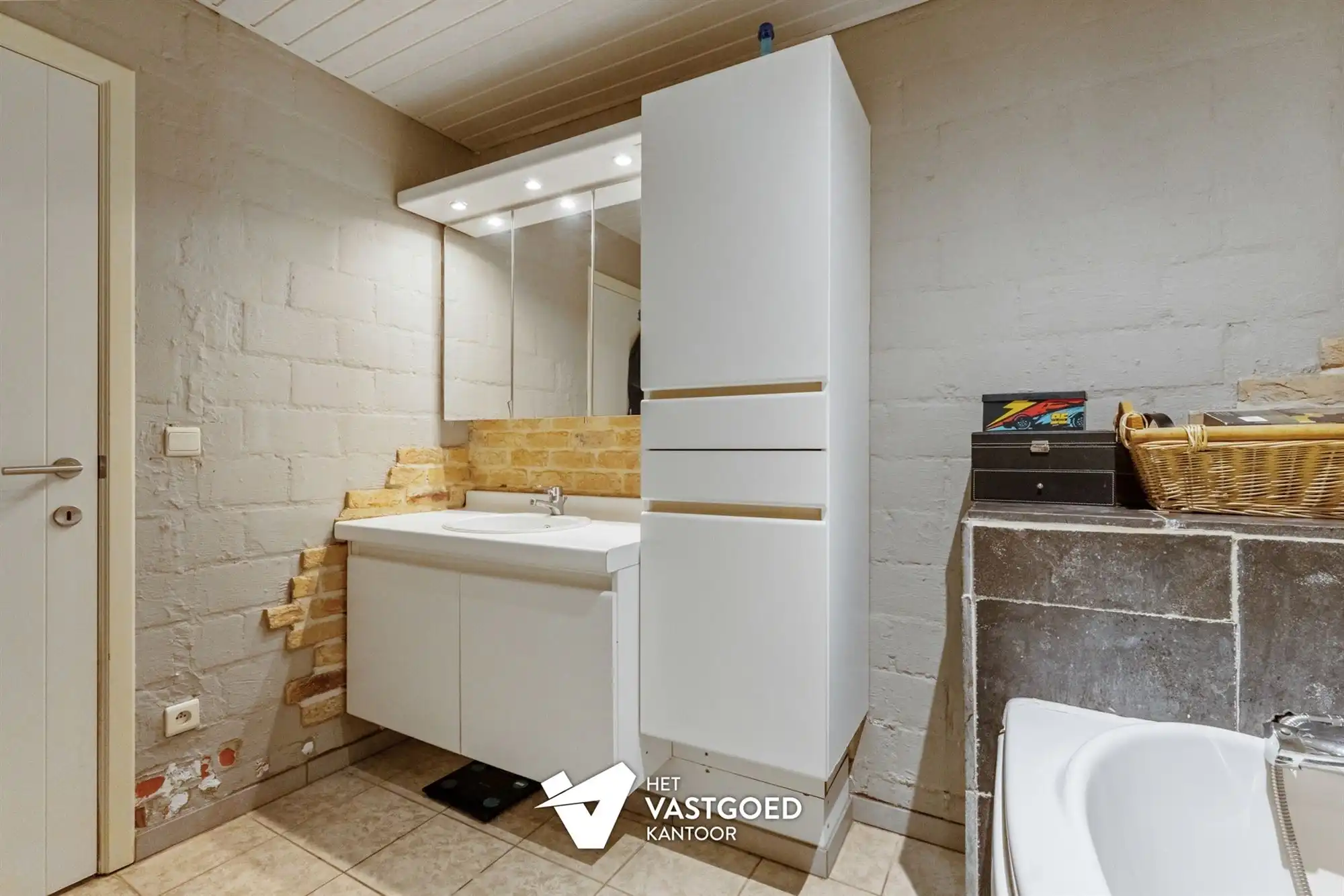 GELIJKVLOERS APPARTEMENT MET STAANPLAATS EN AFGESLOTEN GARAGE TE BERINGEN foto 21