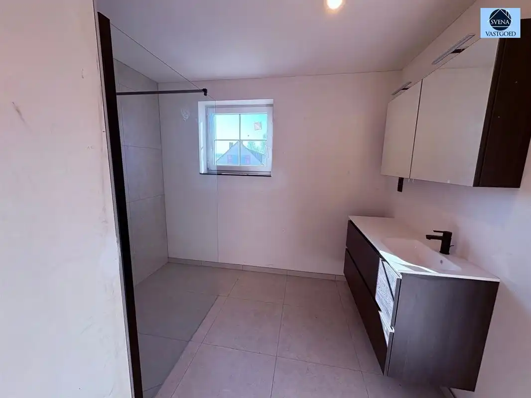  HALFOPEN NIEUWBOUWWONING MET 3 SLAAPKAMERS EN TUIN foto 13