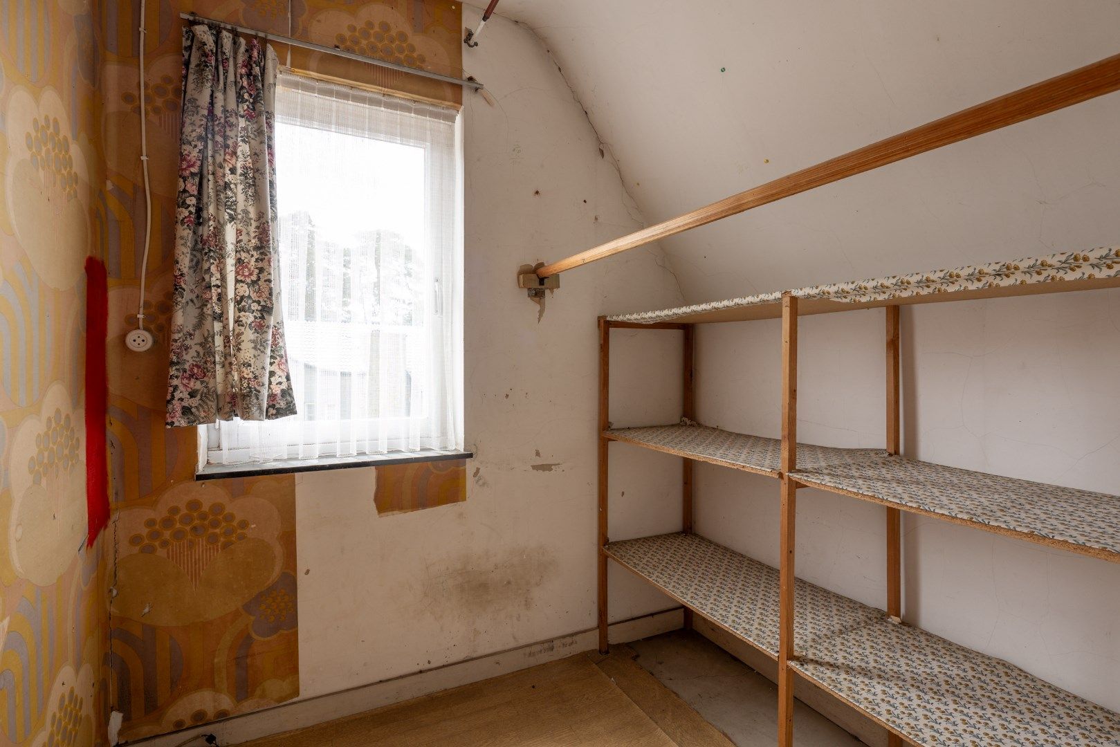 Deze ruime, te renoveren woning wordt verkocht. foto 28
