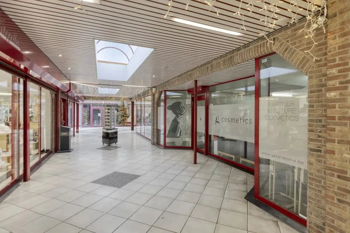 WINKELRUIMTE VAN +/- 80 M²   IN GALERIJ RUBENS IN LANAKEN foto 5