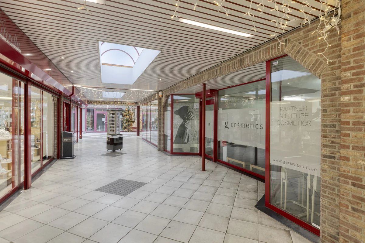 WINKELRUIMTE VAN +/- 80 M²   IN GALERIJ RUBENS IN LANAKEN foto 5