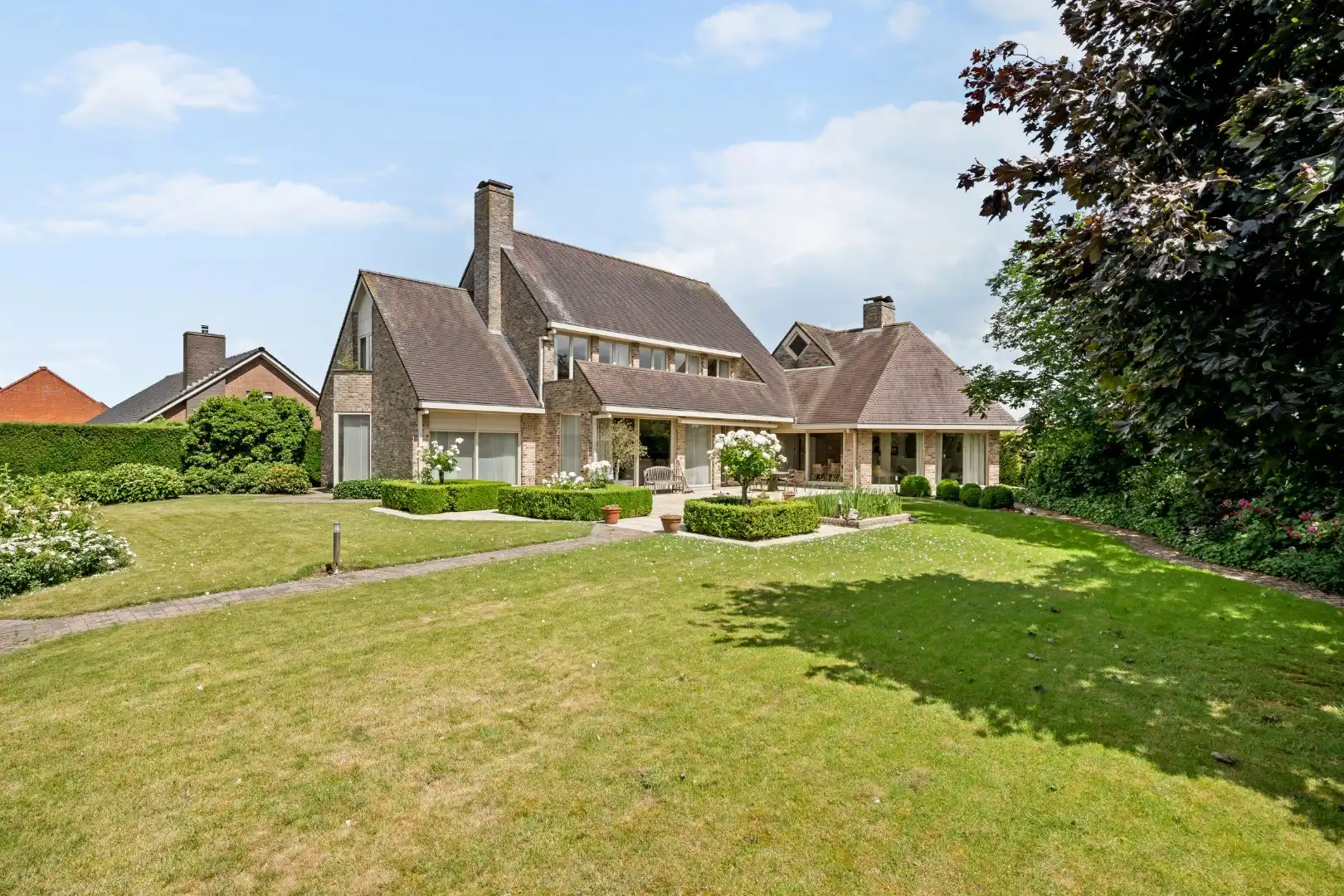 Villa met 5 slaapkamers, dubbele garage, carport en verzorgde tuin in Westrozebeke foto 2