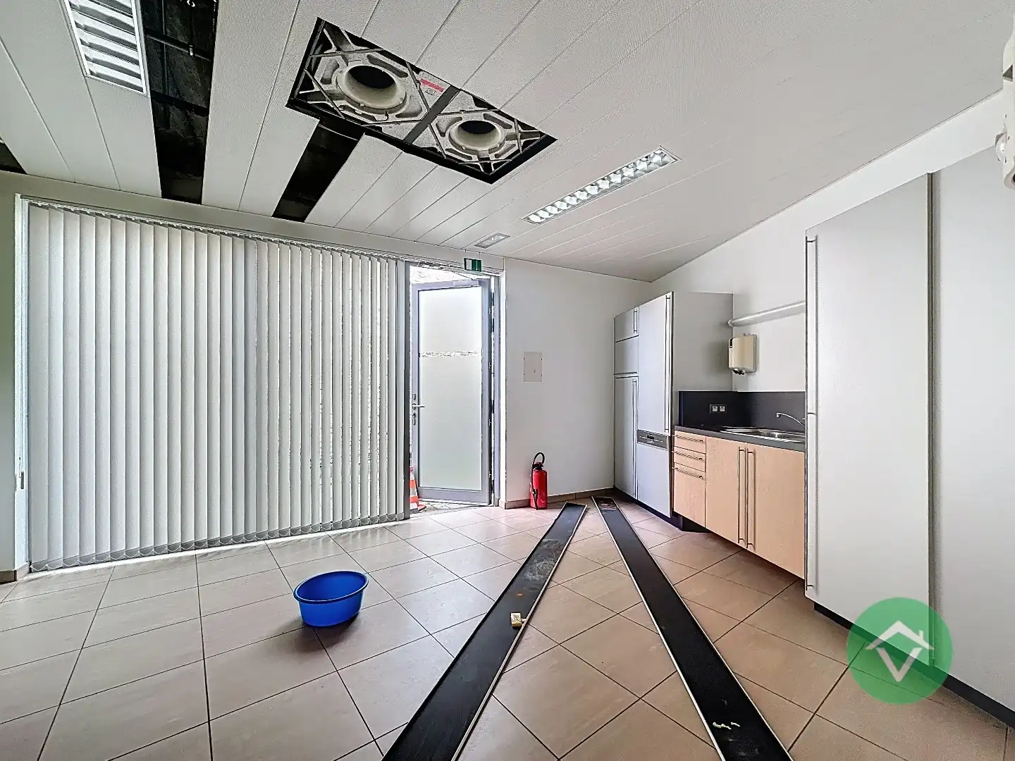 Commerciële toplocatie in Vleteren met burelen, vergaderruimtes en parking foto 20