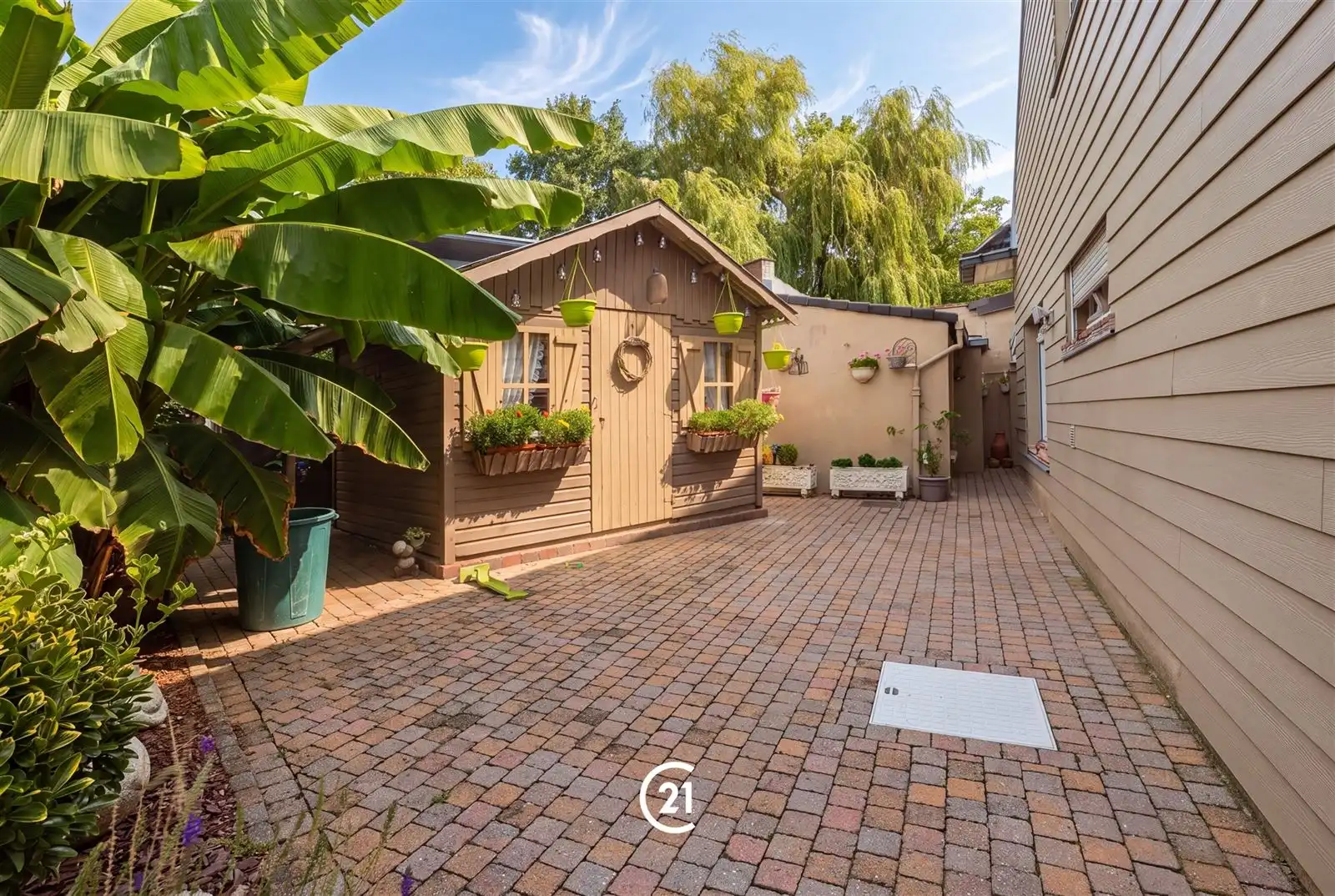 Een ruime woning met karakter, tuin, garage op een interessante locatie.  foto 3