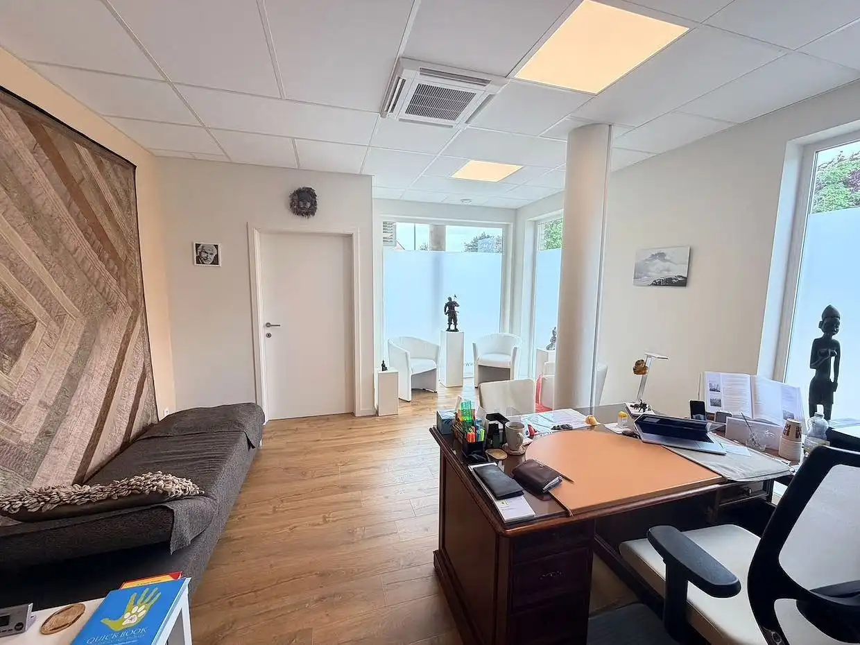 Instapklare kantoor-/praktijkruimte op strategische hoekligging met 6 staanplaatsen foto 6
