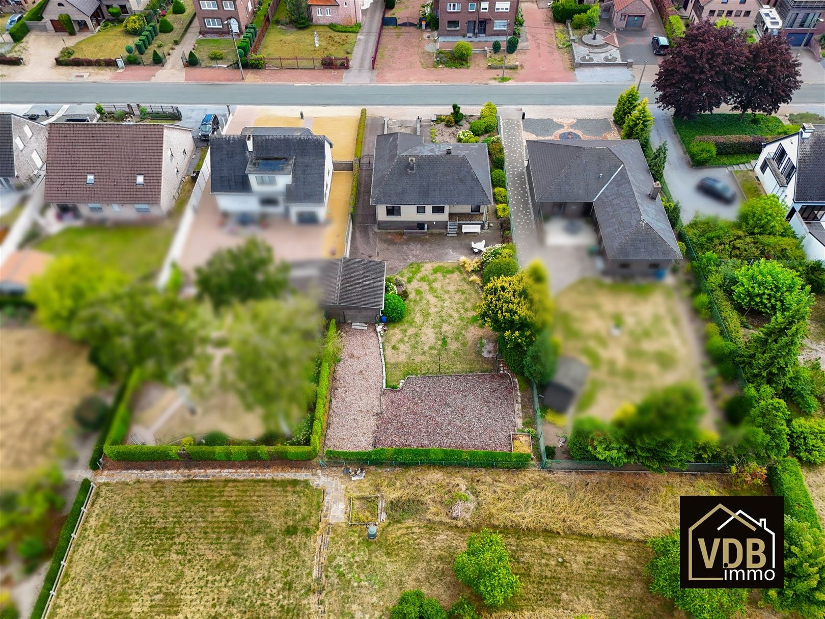 BUNGALOW -  WONING MET 3 SLAAPKAMERS EN 2 GARAGES foto 6