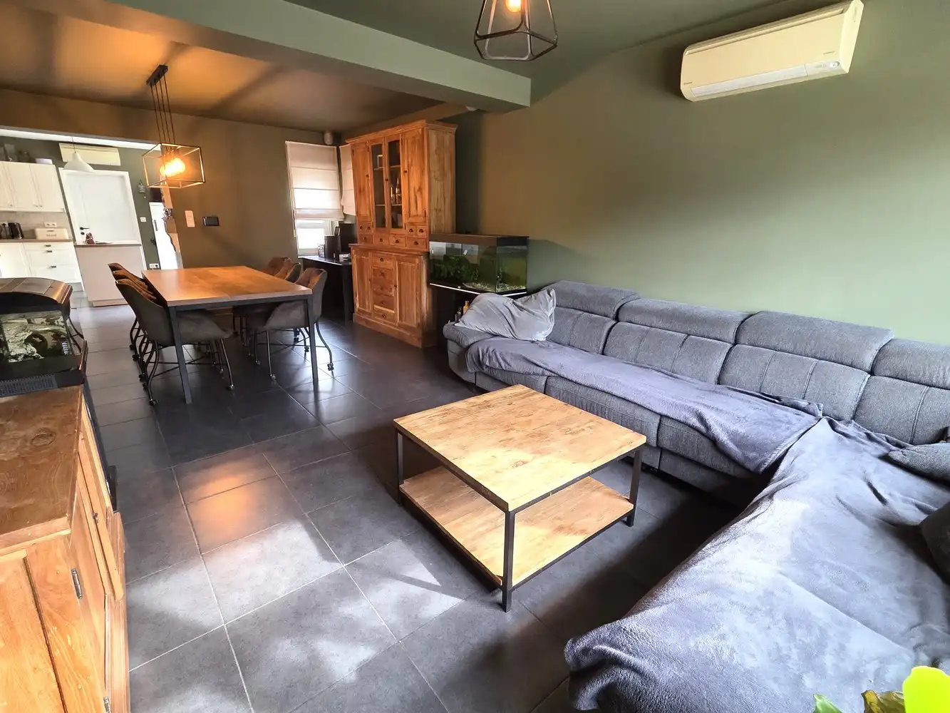 Zeer ruime woning, 3 tot 5 slaapkamers, 2 badkamers, volledig vernieuwd met ruim bijgebouw foto 8