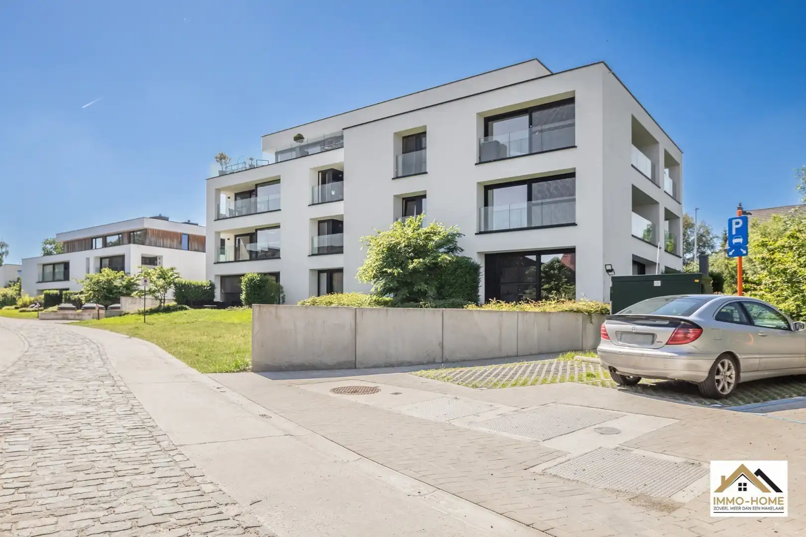 Instapklaar modern appartement met autostaanplaats foto 18